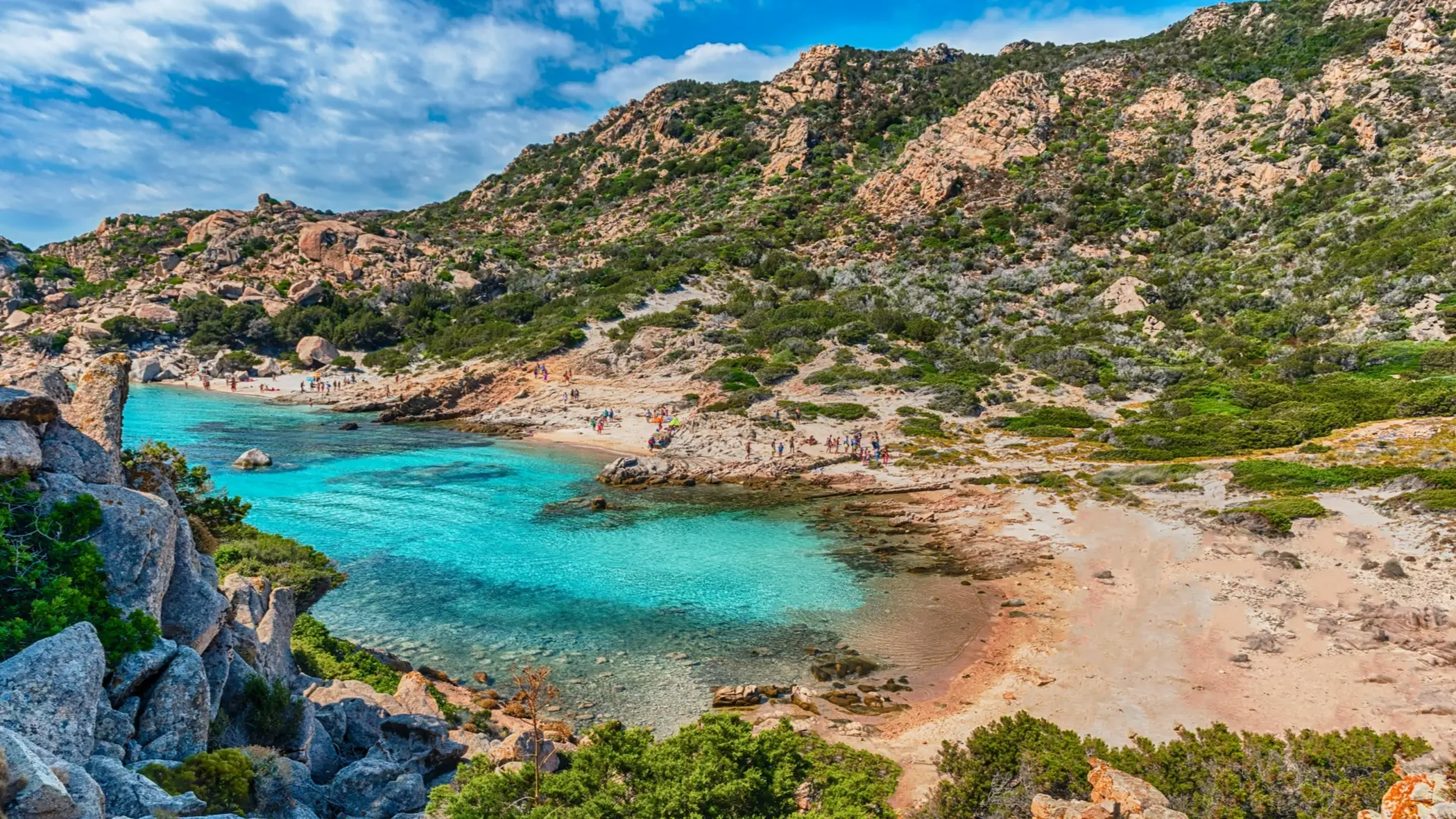 Cala Corsara, Île de Spargi, Archipel de la Maddalena, Sardaigne, Italie Vue panoramique sur la pittoresque plage de Cala Corsara, en Sardaigne, en Italie.