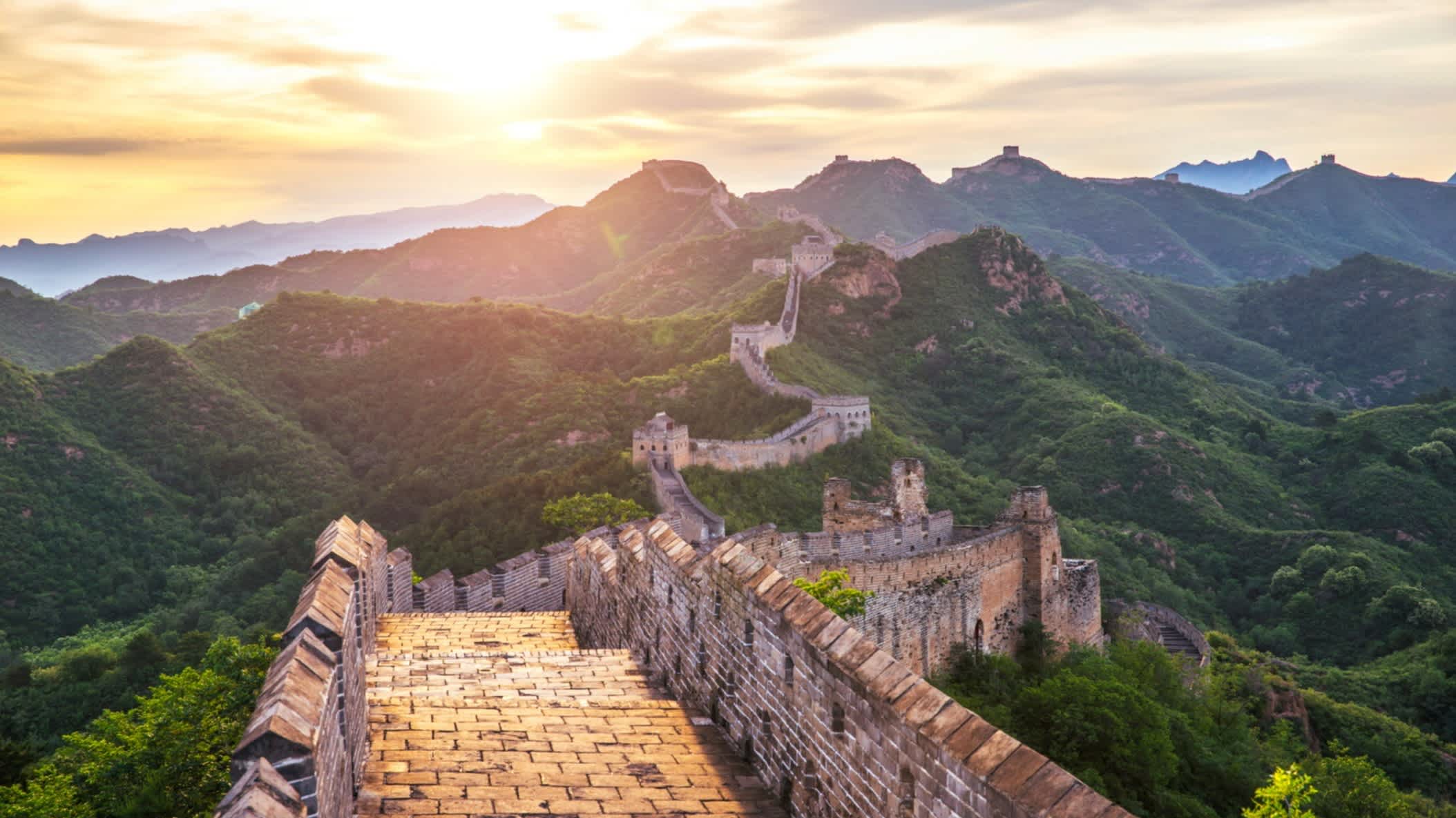 Vue sur la Grande Muraille de Chine au lever du soleil, en Chine