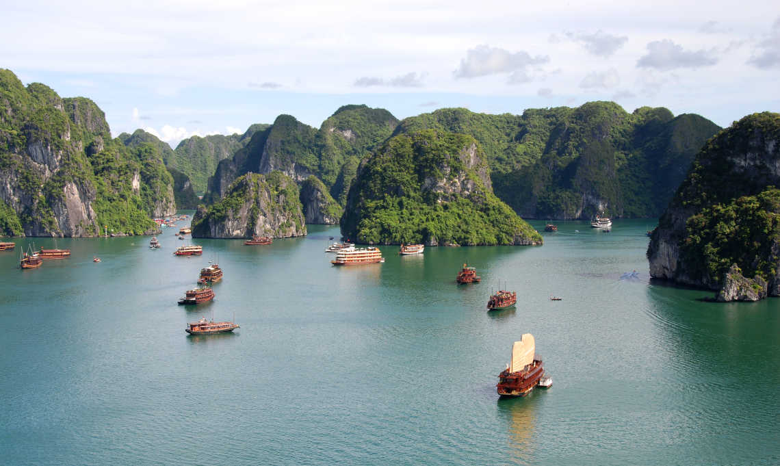 Kreuzfahrt mit Touristenbooten in der Halong-Bucht in Vietnam.
