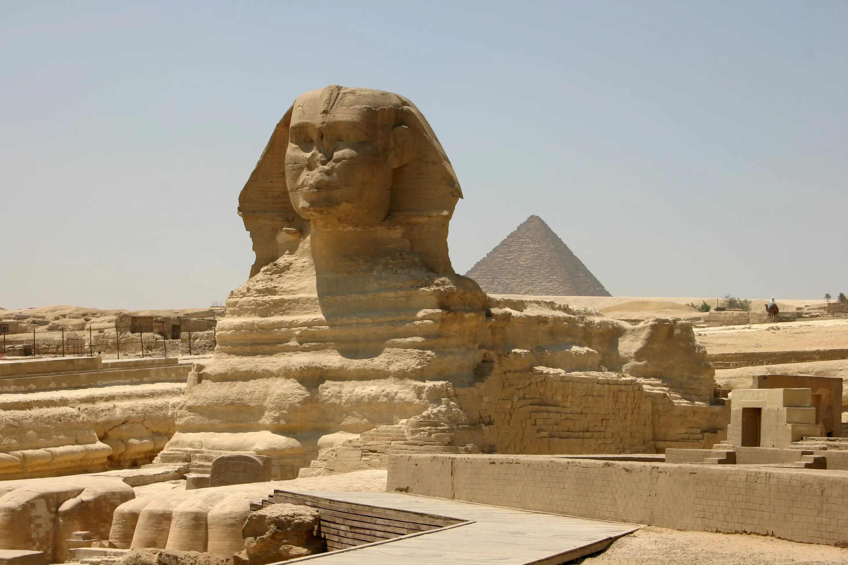 Große Sphinx von Gizeh vor den Pyramiden in der Wüste unter blauem Himmel. Gizeh, Ägypten.