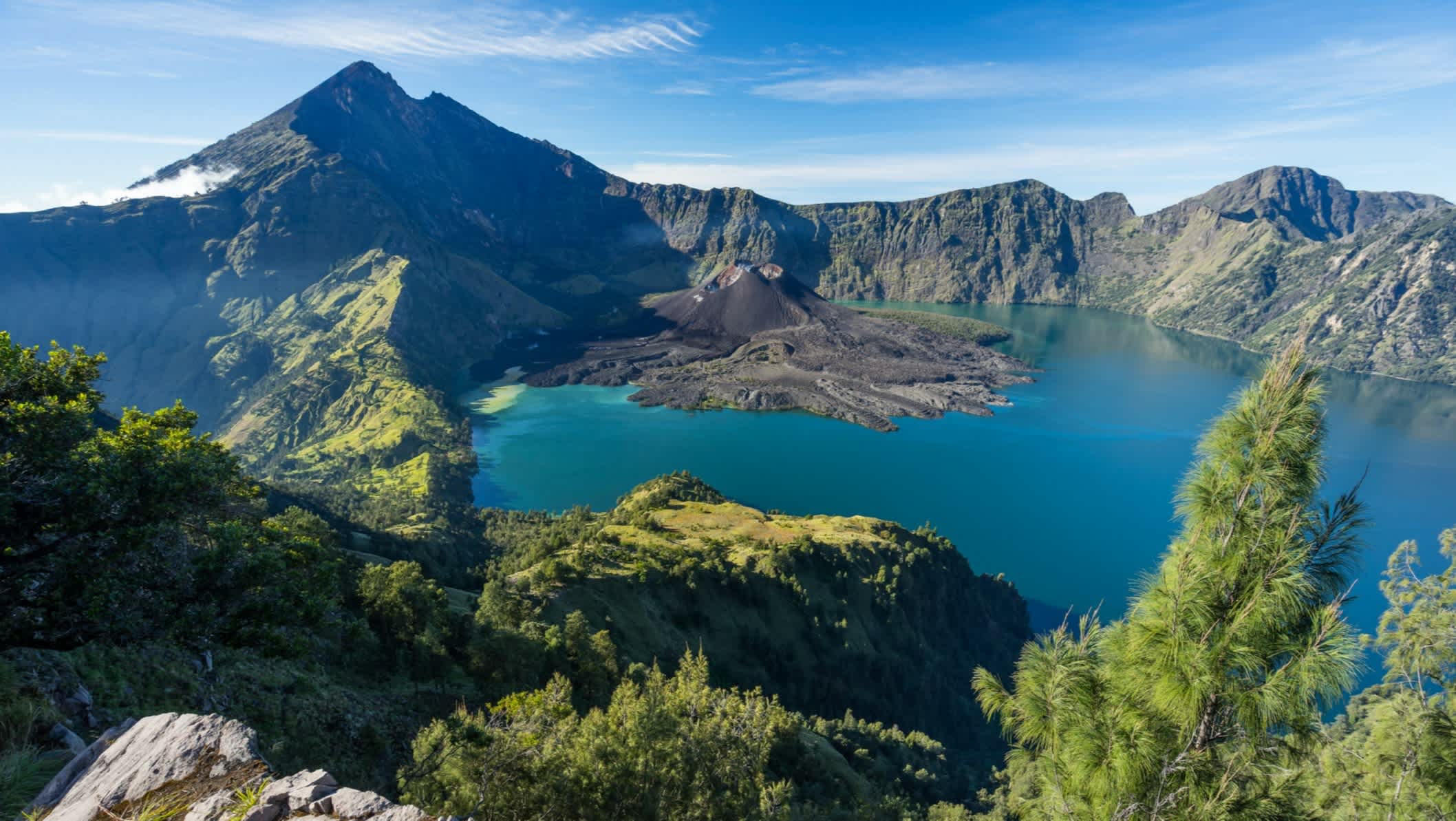 Vue sur le volcan Rinjani depuis le bord du cratère Senaru, île de Lombok, Indonésie.