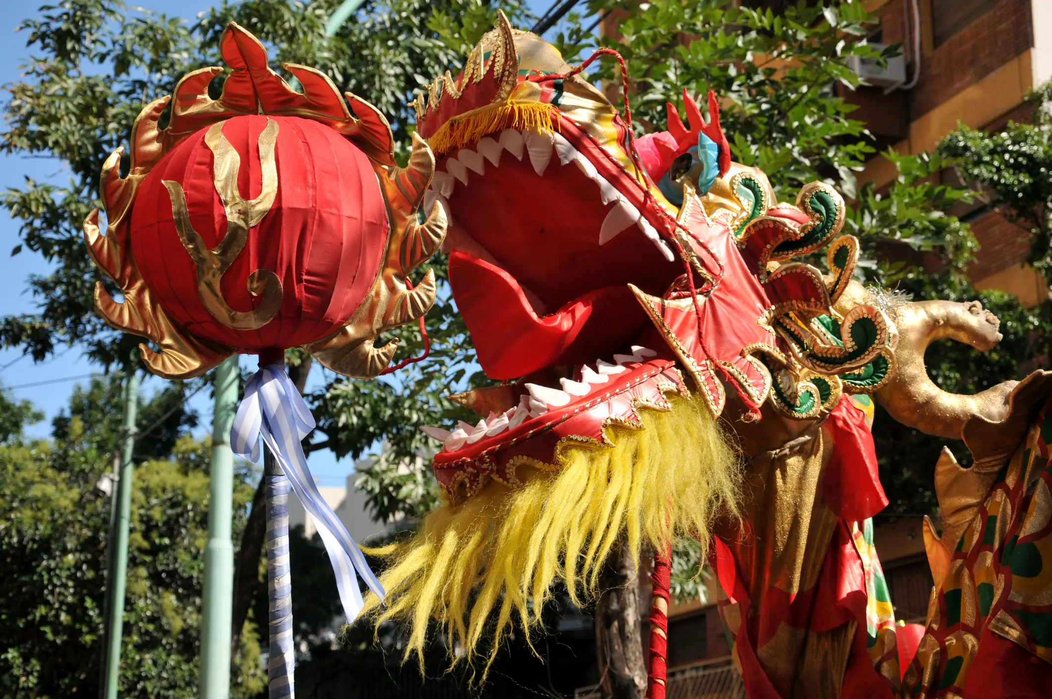 Buenos Aires, Argentinien Traditioneller chinesischer Drachen mit roter Laterne während einer Feier, Buenos Aires, Argentinien.