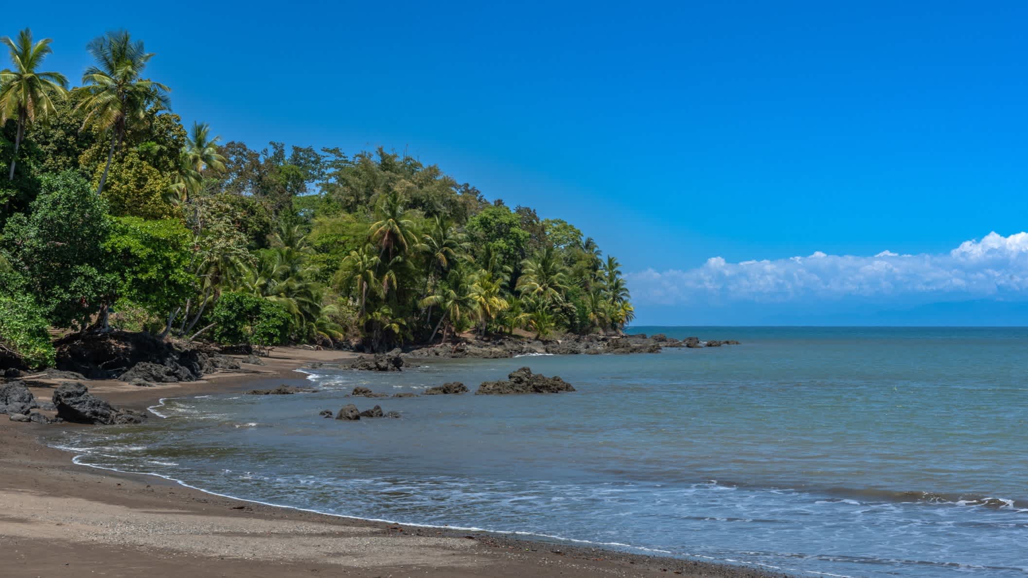 Der Strand von Drake Bay in Corcovado, Costa Rica
