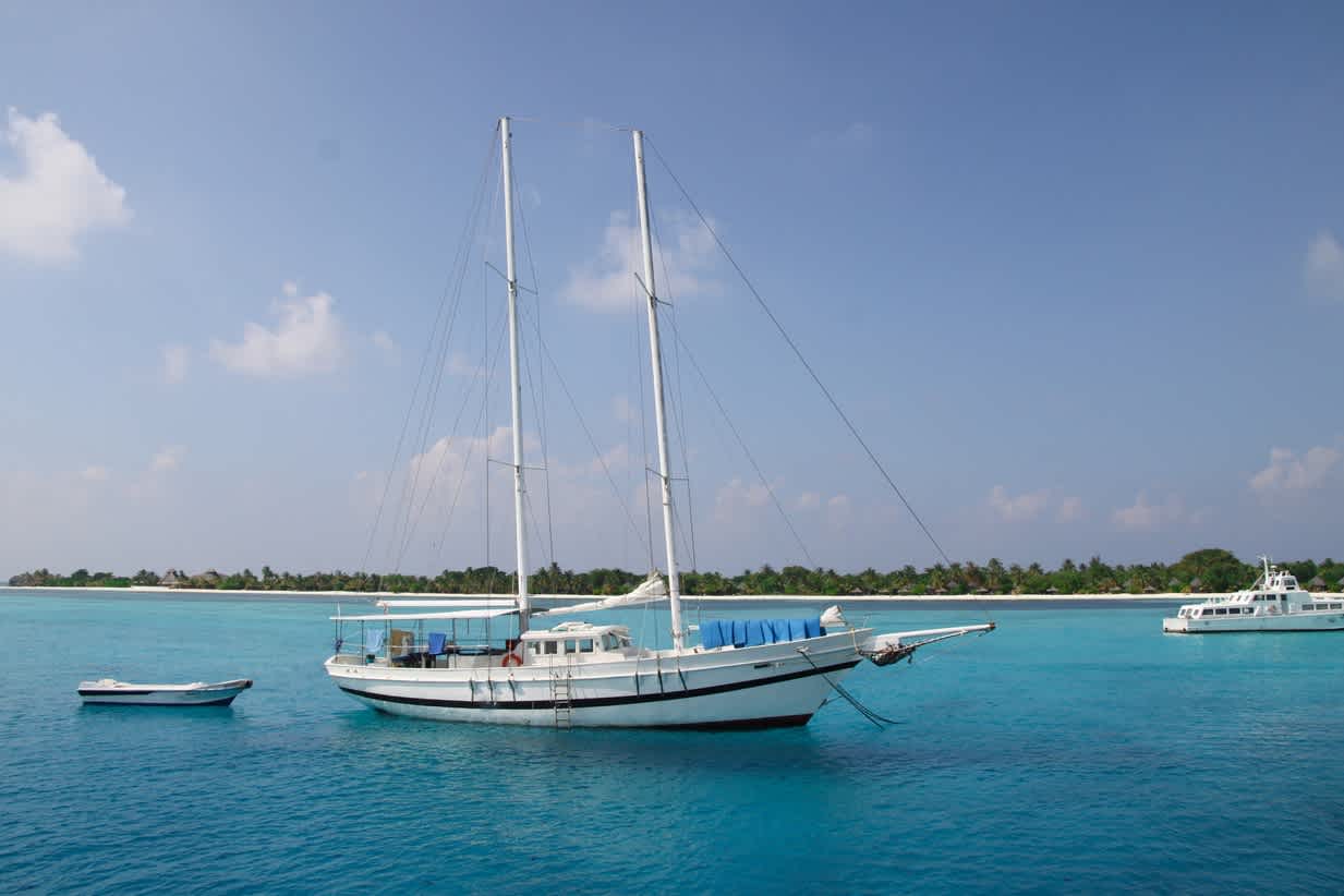 Luxusyacht vor einer Insel der Malediven