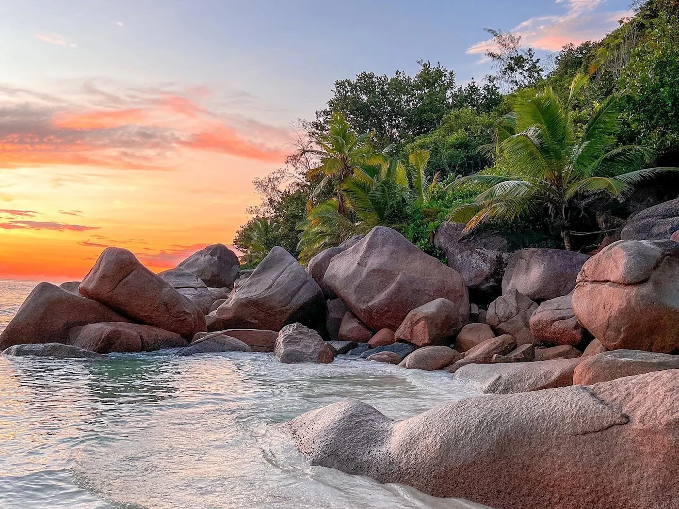 Seychelles Rochers caractéristiques des Seychelles, émergeant de la mer turquoise et formant un paysage unique