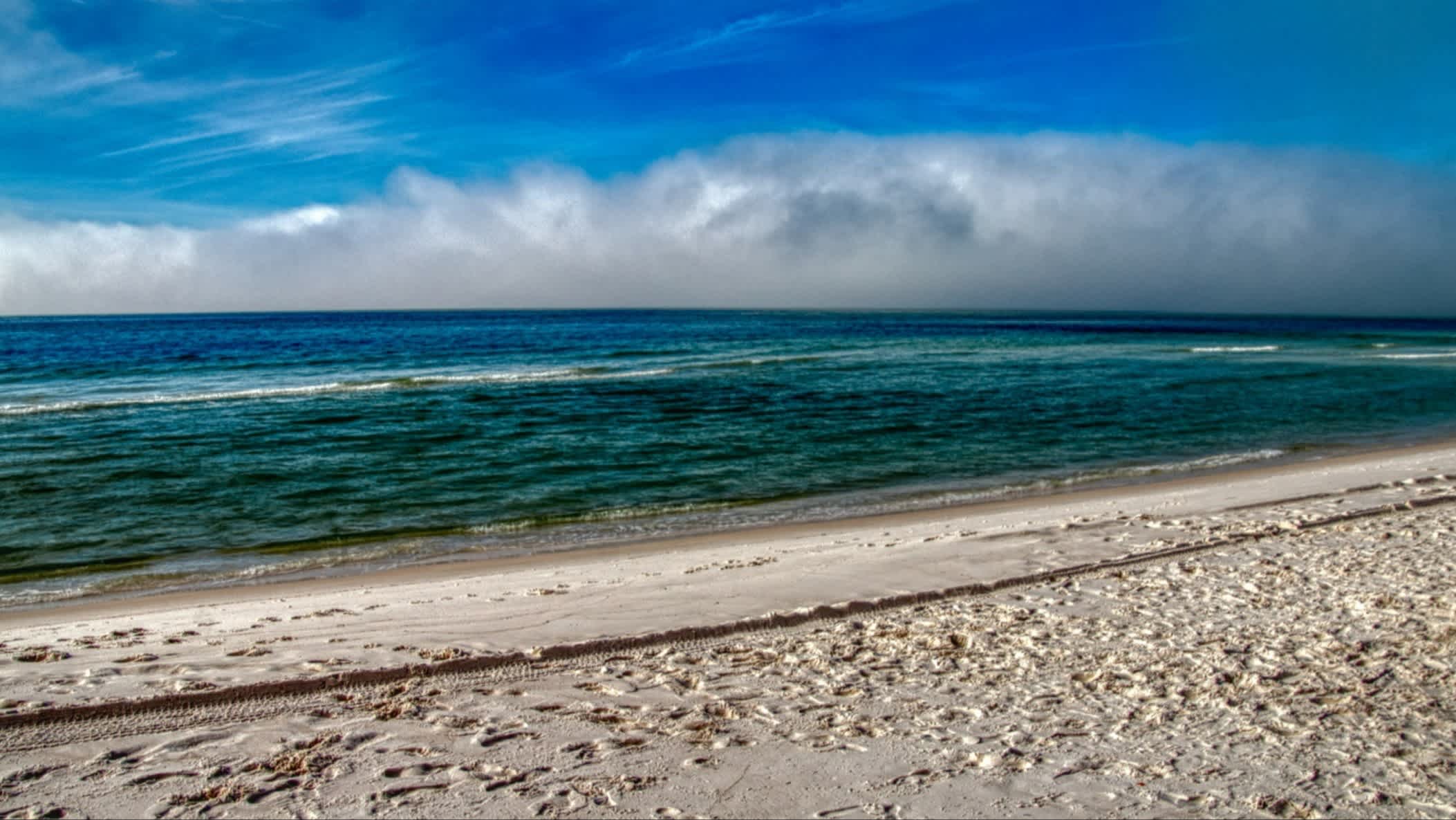 Der Strand Grayton Beach, South Walton, Florida, USA bei purem Sonnenschein mit Blick auf den weißen Sand und das azurblaue Wasser.
