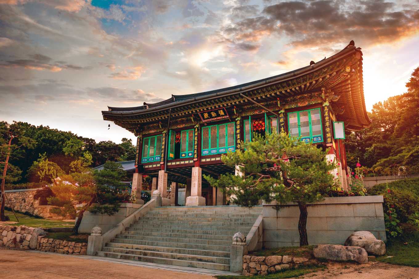 Koreanischer Tempel bei Sonnenaufgang