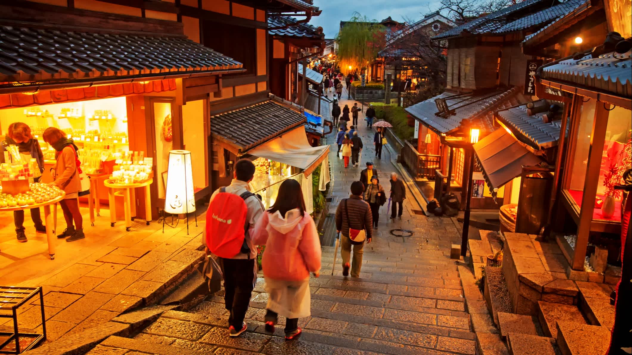 Touristen Fuß auf der Straße auf dem Weg zum Tempel Kiyomizu