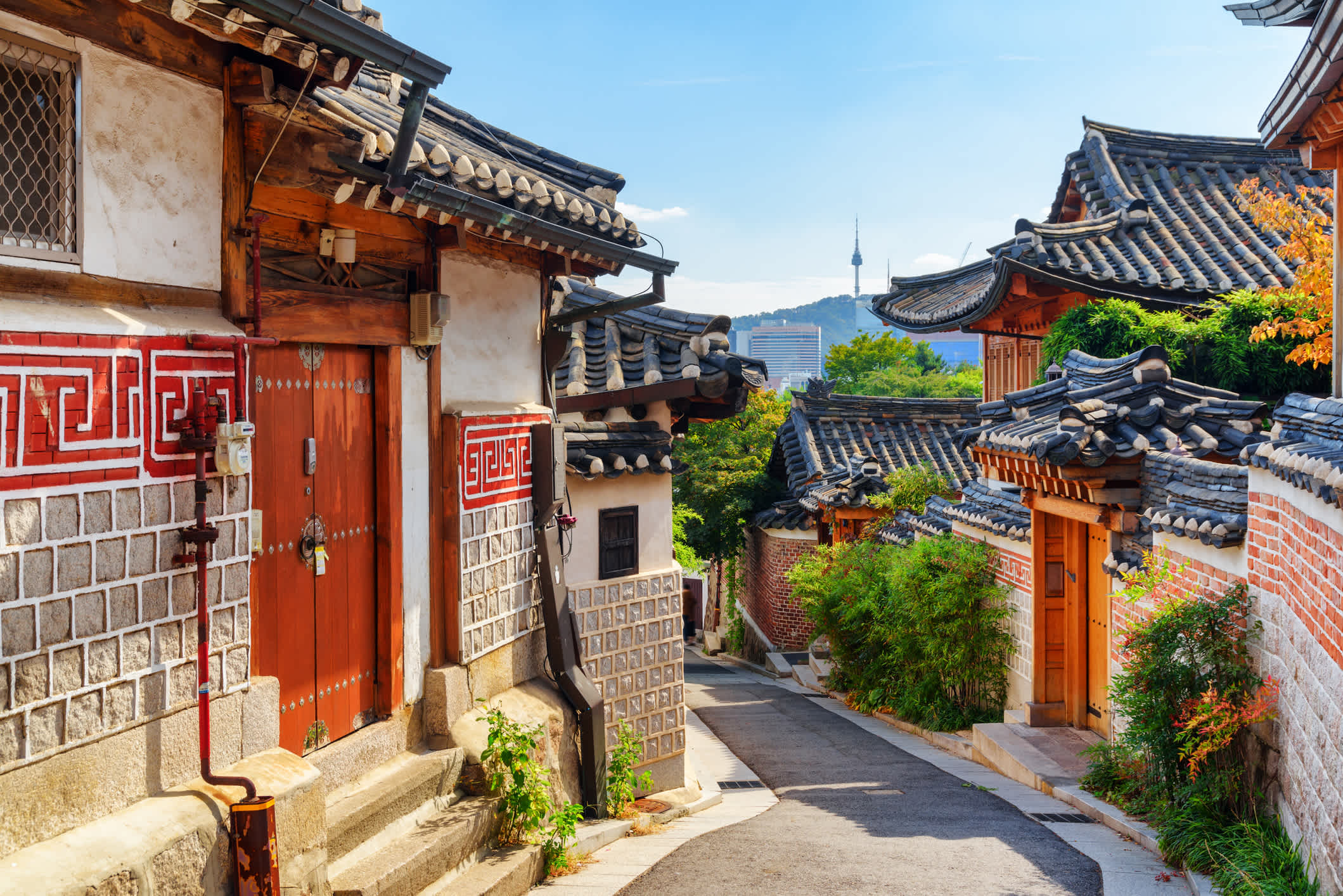 Blick auf alte schmale Straße und traditionelle koreanische Häuser