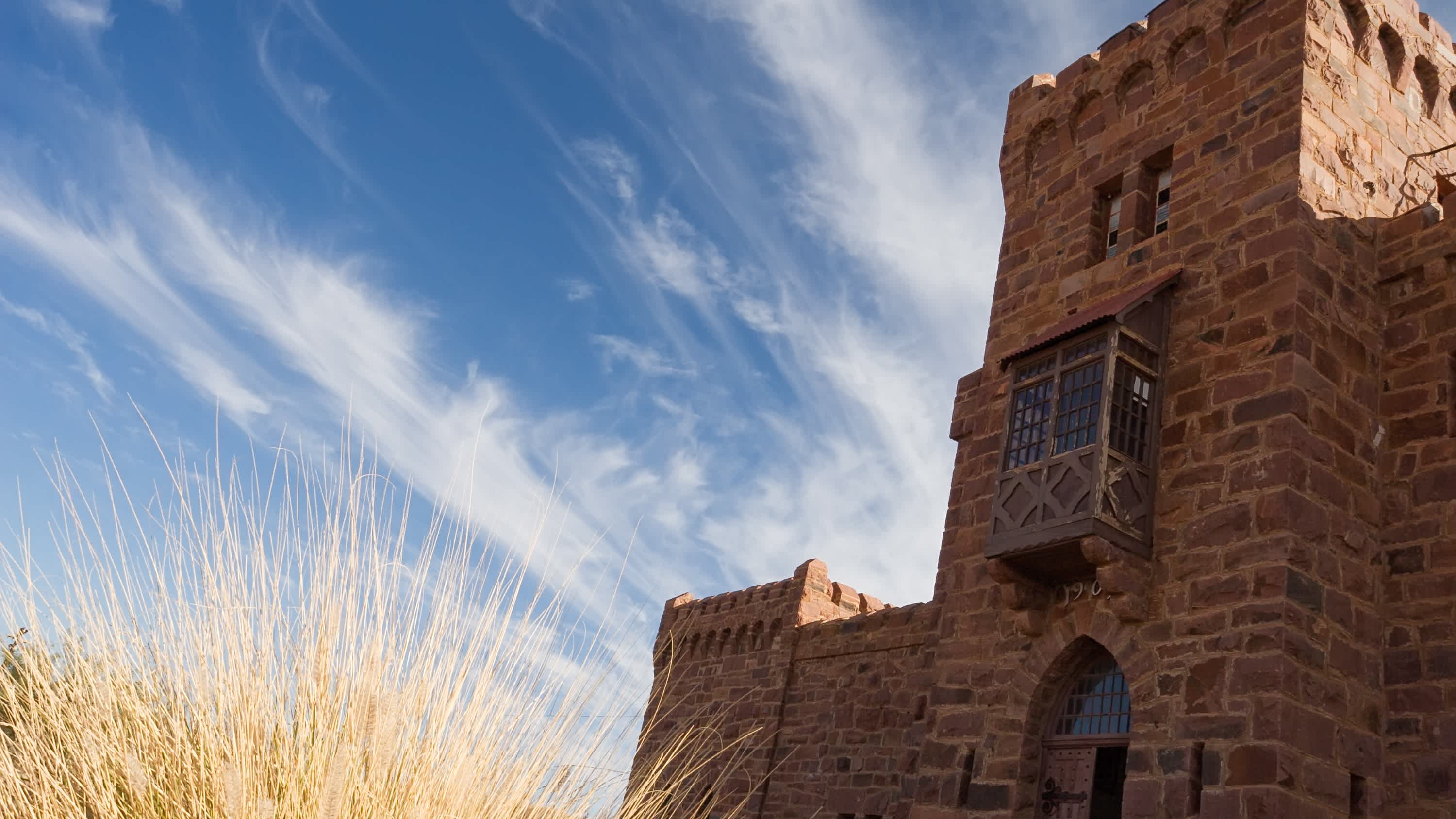 Der Turm des Schloss Duwisib in Namibia ragt in den Himmel
