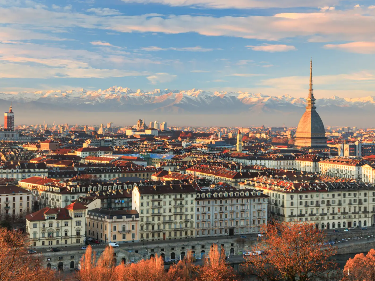 Panorama de la ville de Turin avec les montagnes enneigées en arrière-plan
