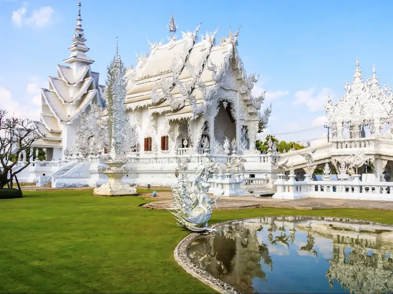 Thaïlande, Chiang Rai, Temple blanc Le temple blanc artistique et détaillé se reflète dans un étang, Chiang Rai, Thaïlande.