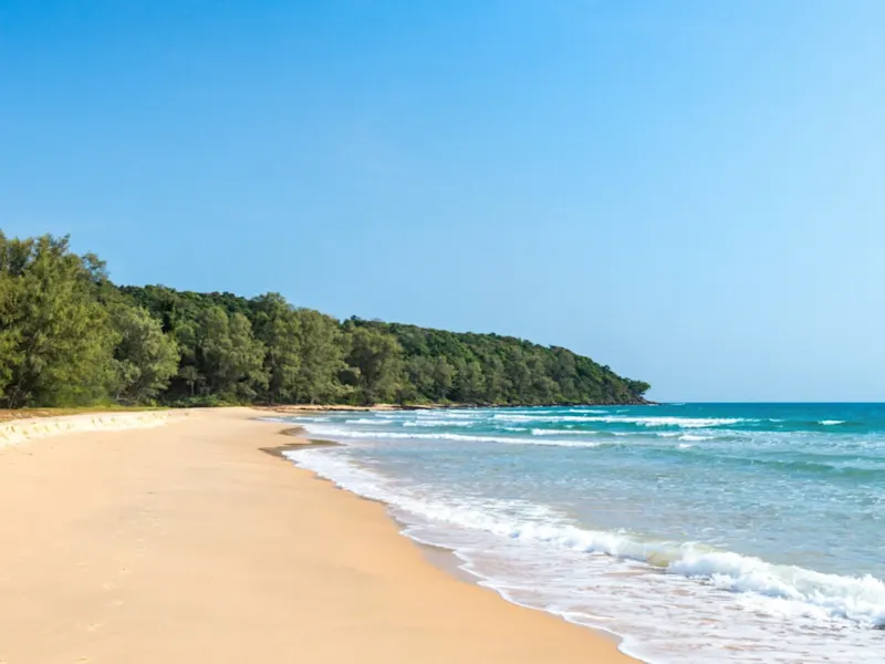 Strände von Kambodscha Die Strände von Kambodscha bieten unberührte Schönheit mit feinem, weißen Sand und kristallklarem Wasser, ideal zum Entspannen und Schnorcheln. Besonders die Inseln wie Koh Rong und Koh Rong Samloem sind wahre Juwelen