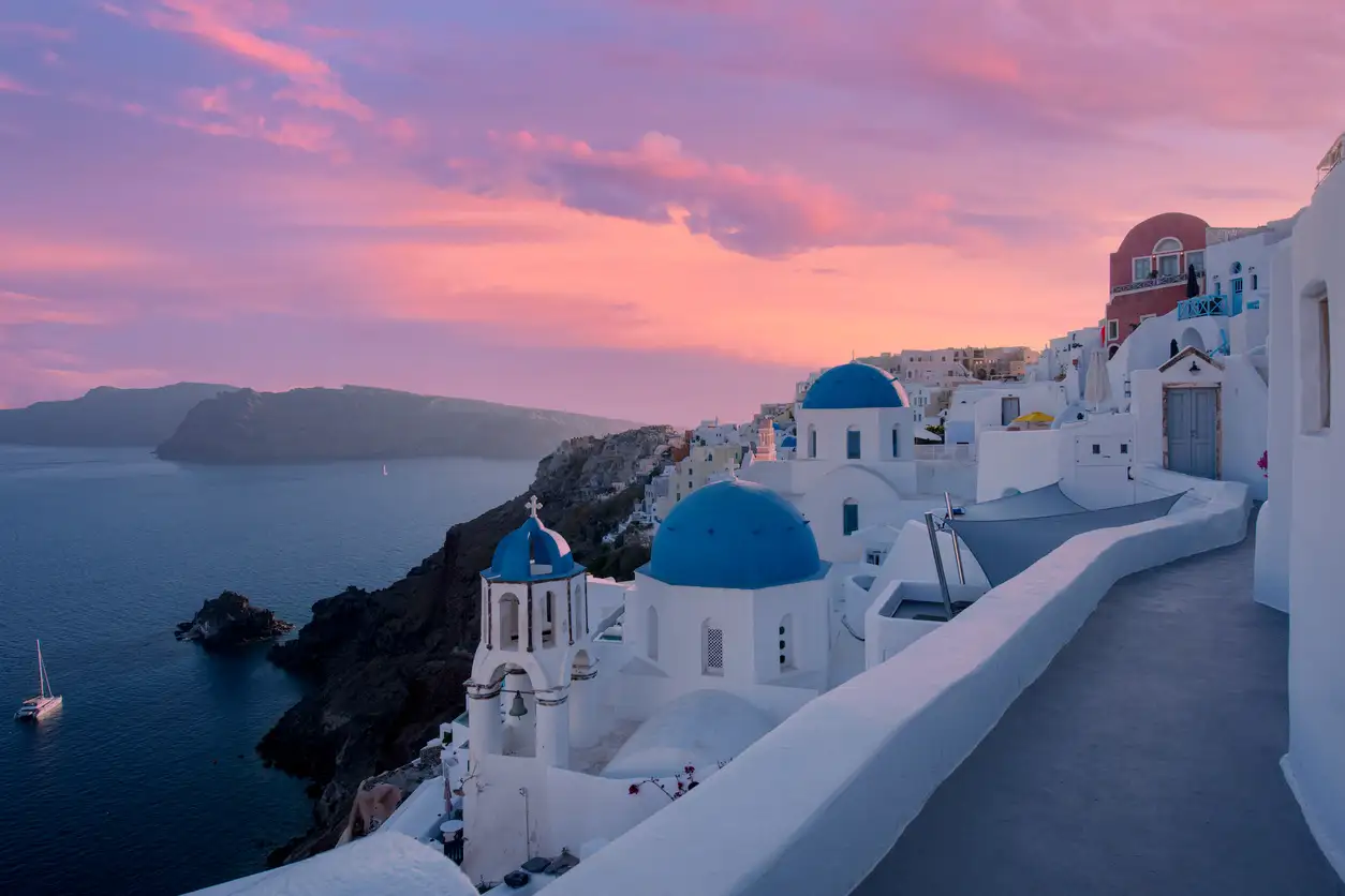 Oia in Santorini island at sunset, Griechenland