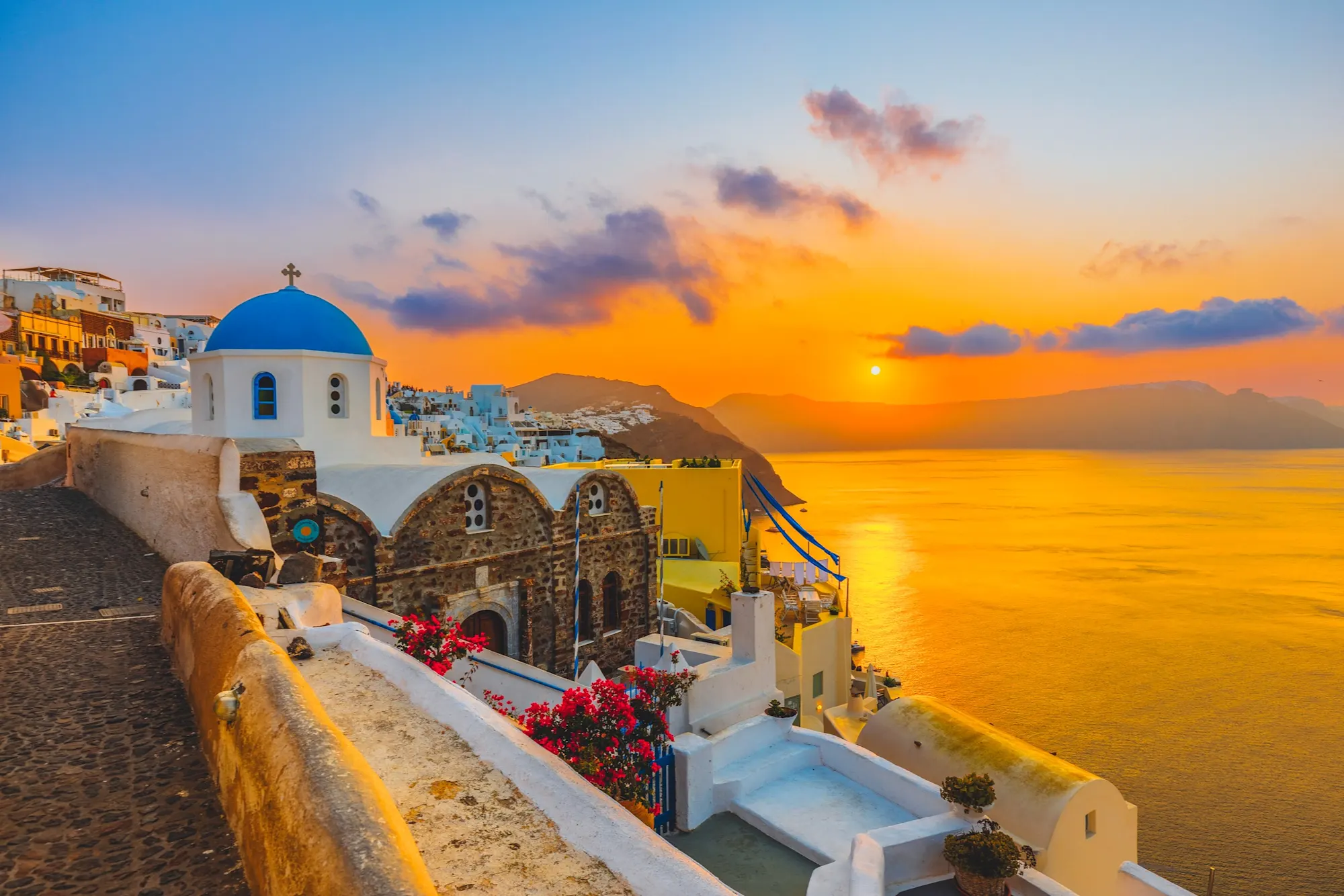 Oia in Santorini island at sunset, Griechenland