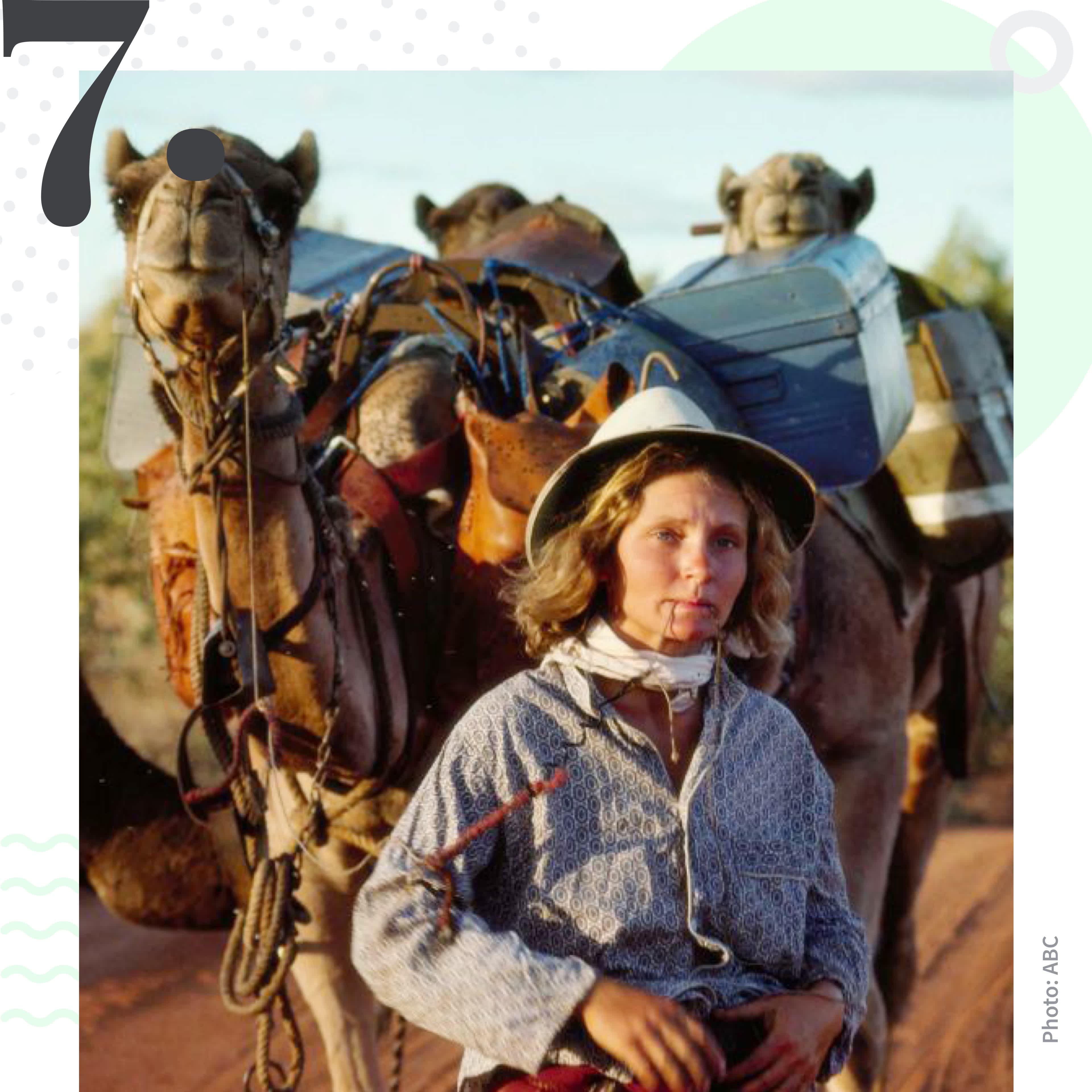 Robyn Davidson a fait une expédition dans le désert australien avec son chien et quatre chameaux. Classée 7e parmi les femmes voyageuses les plus inspirantes selon le classement Tourlane. 