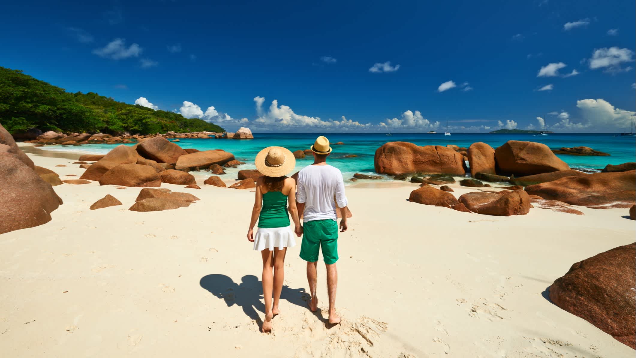 Paar am Strand auf den Seychellen.