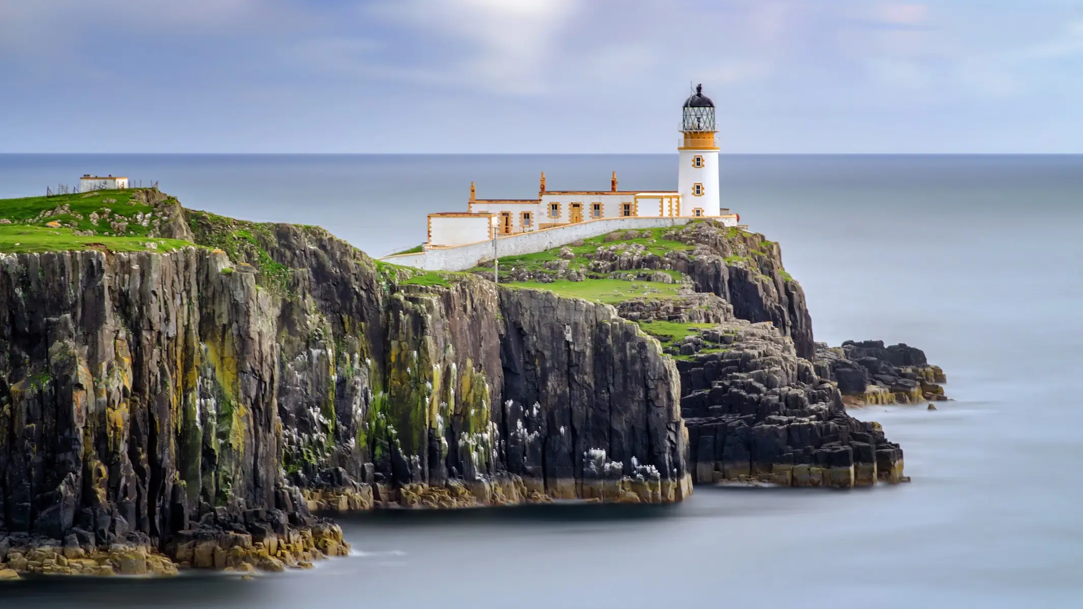 Schottland, Isle Of Skye, Neist Point Leuchtturm auf den Klippen von Neist Point, Isle of Skye, Schottland.