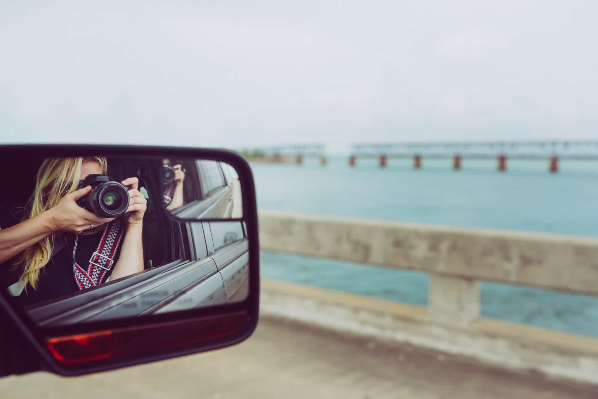 Eine Frau lehnt sich für ein Foto aus dem Fenster, während sie in Florida, USA, unterwegs ist. 