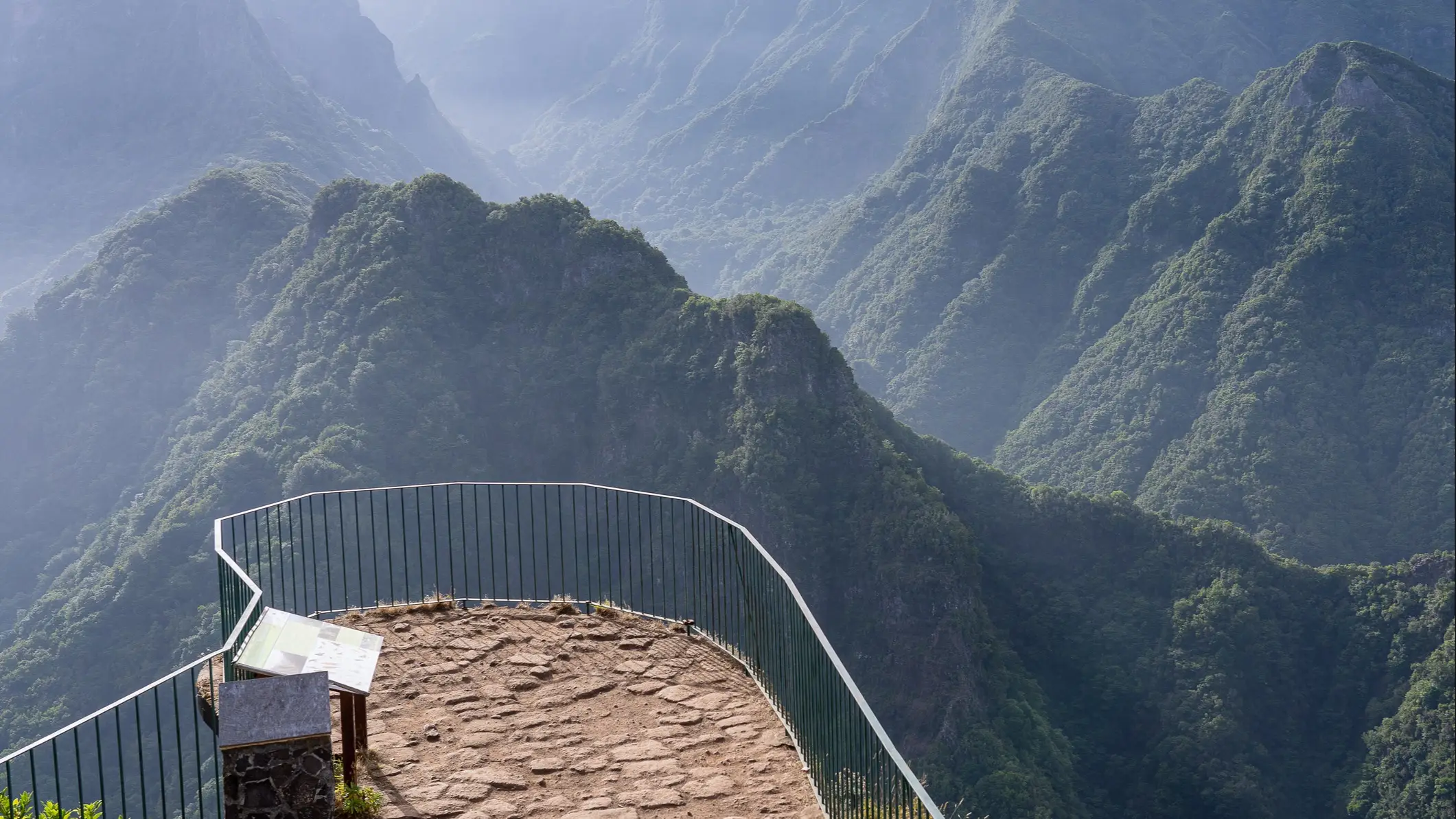 Levada Balcoes, Madeira, Portugal Panoramablick über die grünen Berge von levada Balcoes, Madeira, Portugal