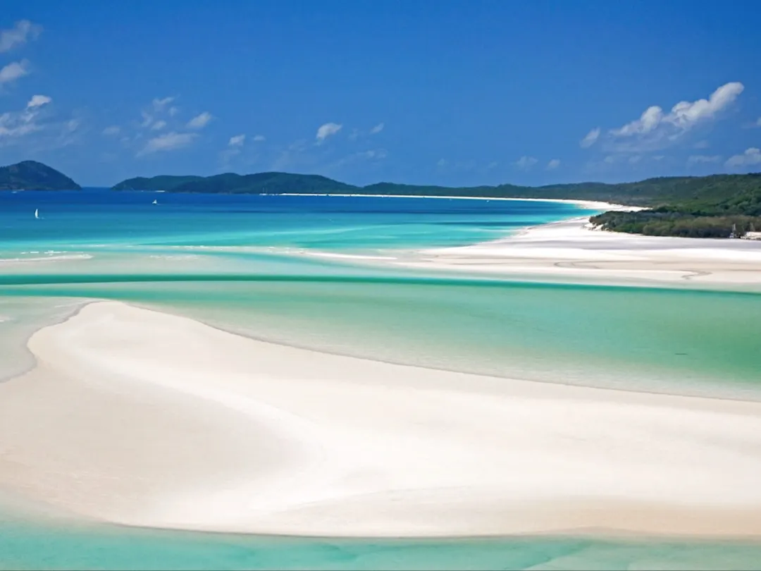 Whitehaven Beach in Queensland ist berühmt für seinen atemberaubend weißen Sand und das kristallklare, türkisfarbene Wasser, das ihn zu einem der schönsten Strände der Welt macht