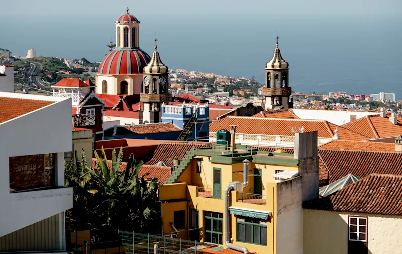 La Orotava, Teneriffa, Spanien-01 Januar 2020,, Schöne Aussicht auf die Kirche Unserer Lieben Frau von der Empfängnis (barocke katholische Kirche aus dem 18. Jahrhundert mit einer großen Kuppel mit Buntglasfenstern) in La Orotava von Jardines del Marquesado de la Quinta Roja, Teneriffa, Kanarische Inseln, Spanien

