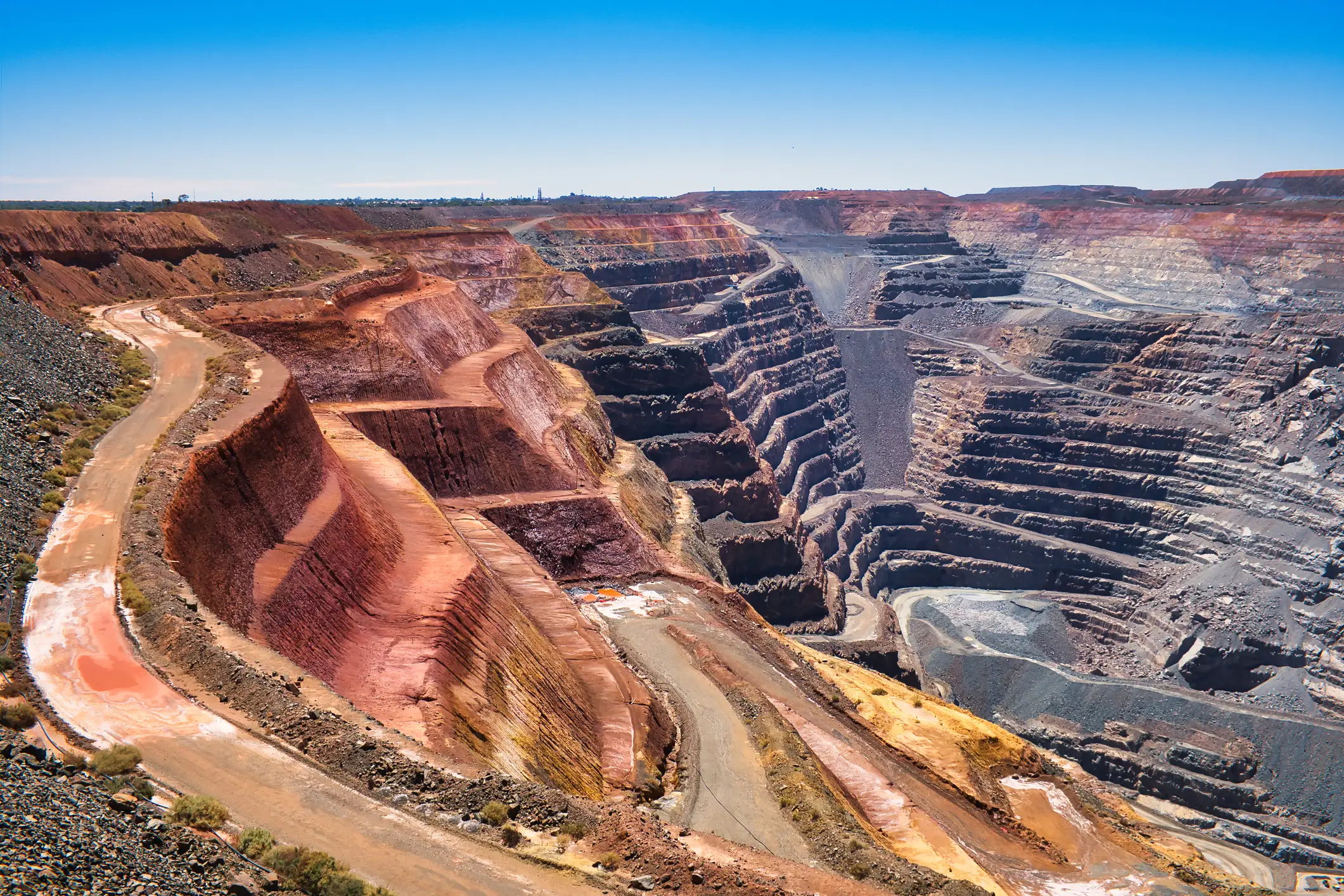 Luftaufnahme des Super Pit, einem riesigen Tagebau-Goldminenkomplex mit terrassierten Erdabstufungen. Australien, Western Australia, Kalgoorlie.