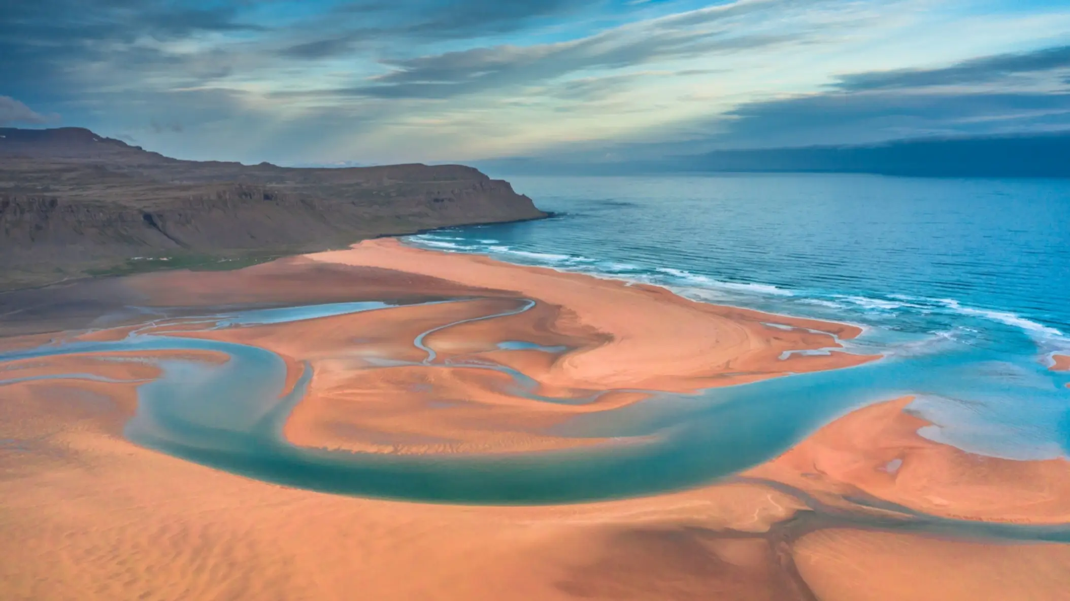 Islande, plage de Raudasandur Vue aérienne de la plage de Raudasandur dans les fjords à l'ouest de l'Islande.