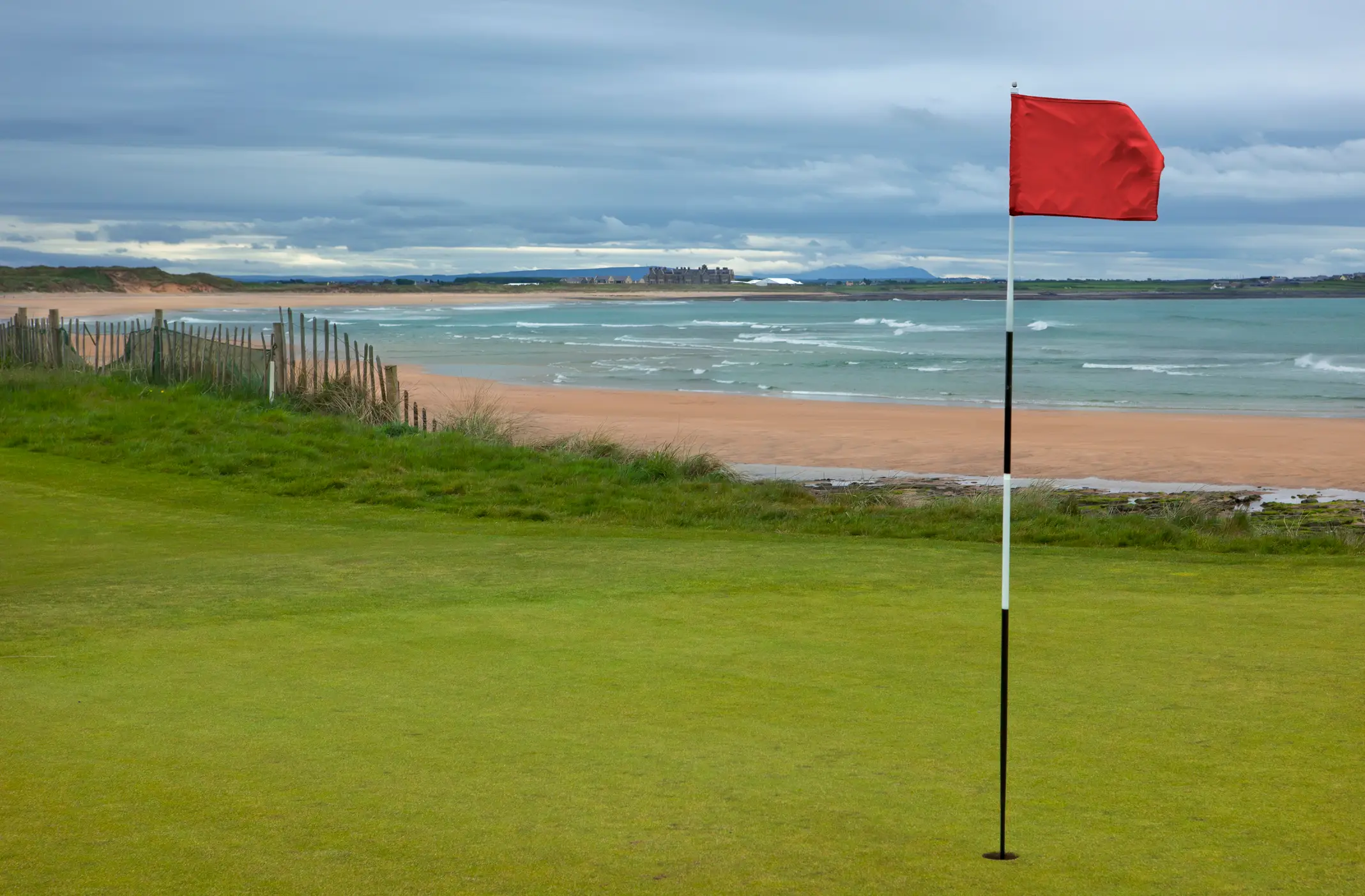 Irland, Clare, Golfplatz Golfplatz an der Küste mit roter Fahne