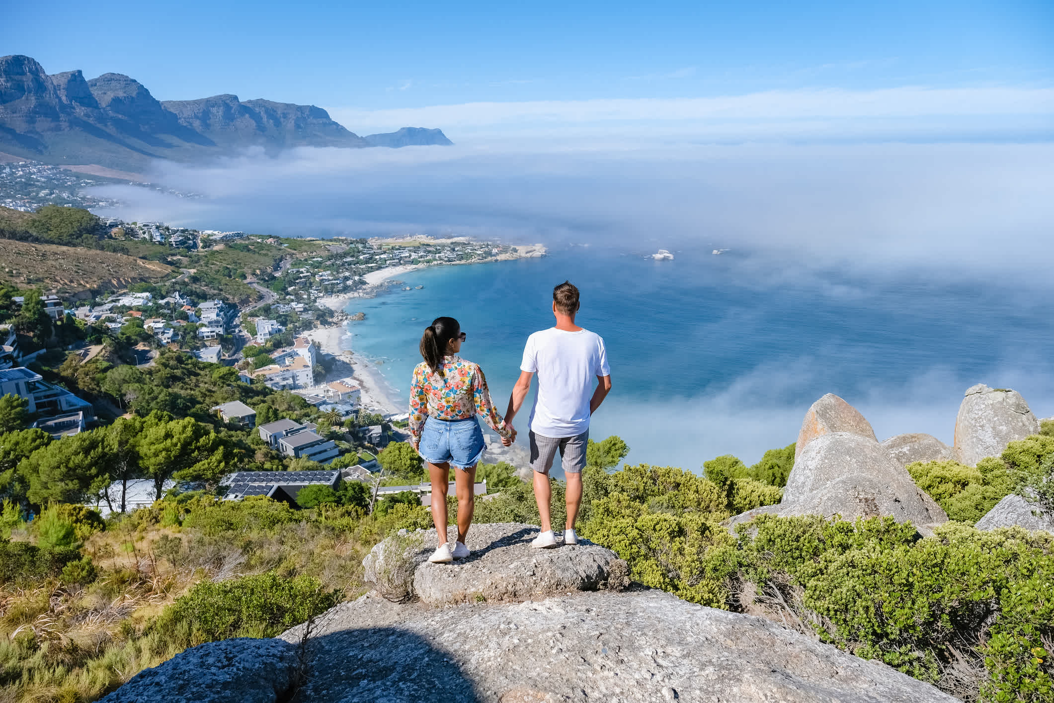 Blick vom Aussichtspunkt The Rock in Kapstadt über Camps Bay, Südafrika. 