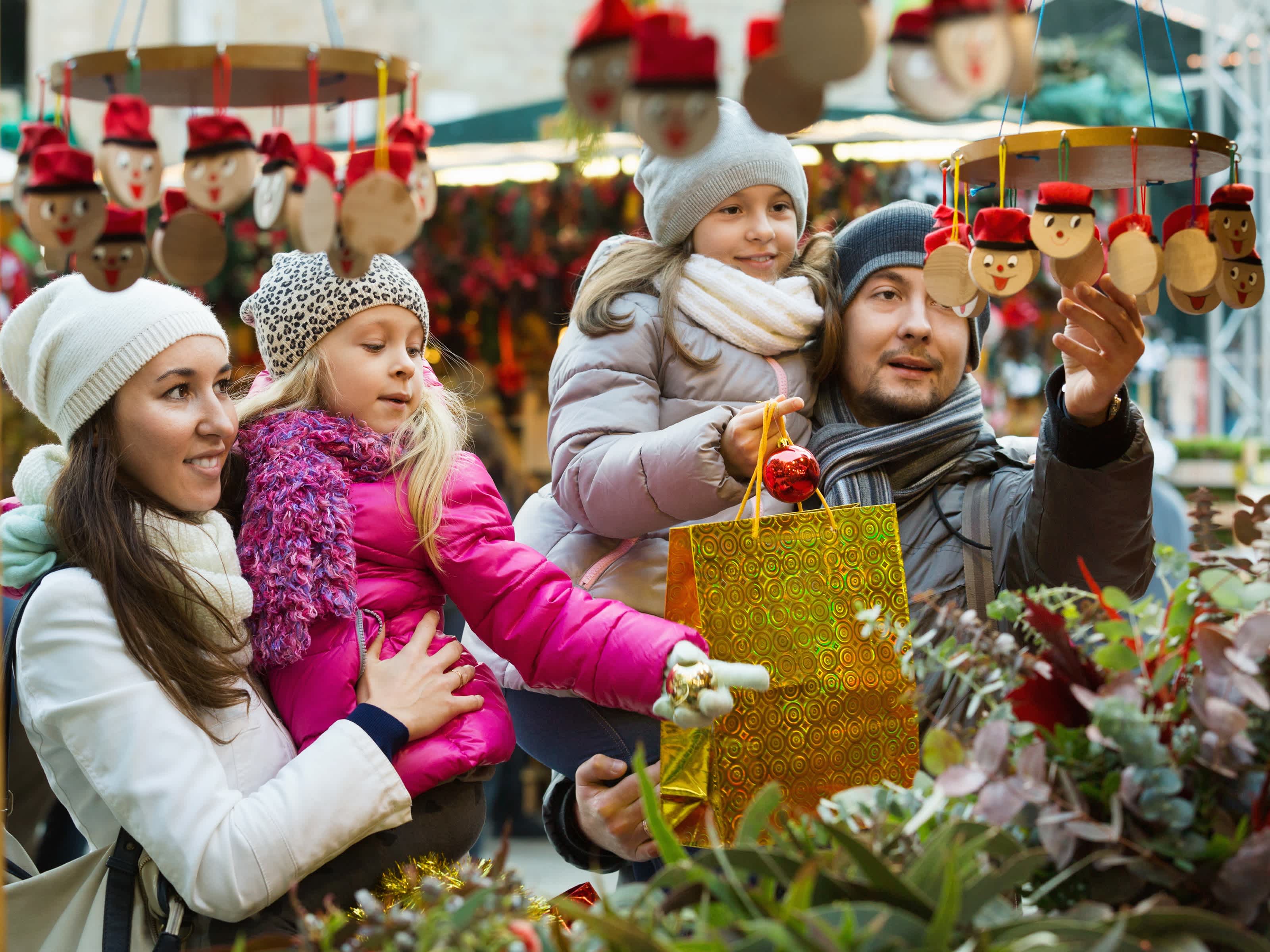 Glückliche Familie kauft Tió de Nadal in Barcelona