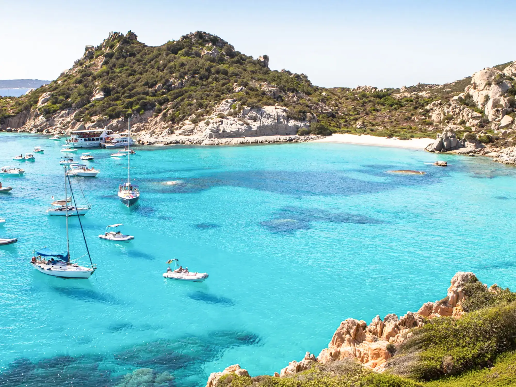 Bateaux à voile dans une petite baie en Sardaigne