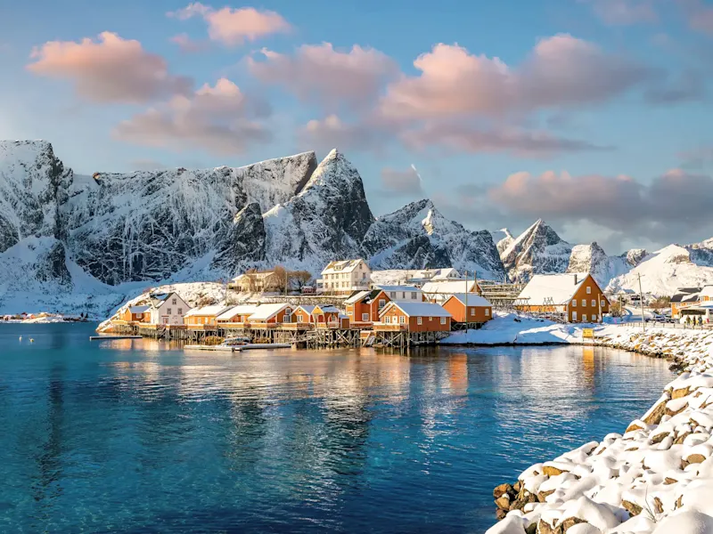 Les îles Lofoten, une nature spectaculaire avec des montagnes et des fjords, Nordland, Norvège.