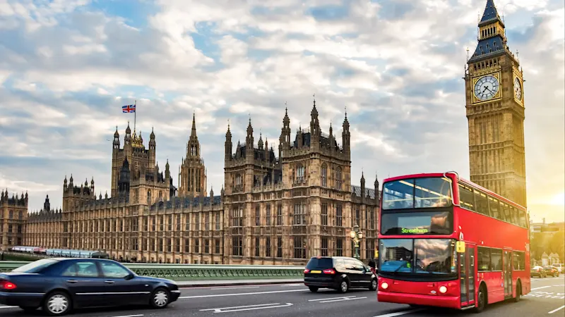Big Ben und Houses of Parliament mit rotem Doppeldeckerbus, London, England, Vereinigtes Königreich.