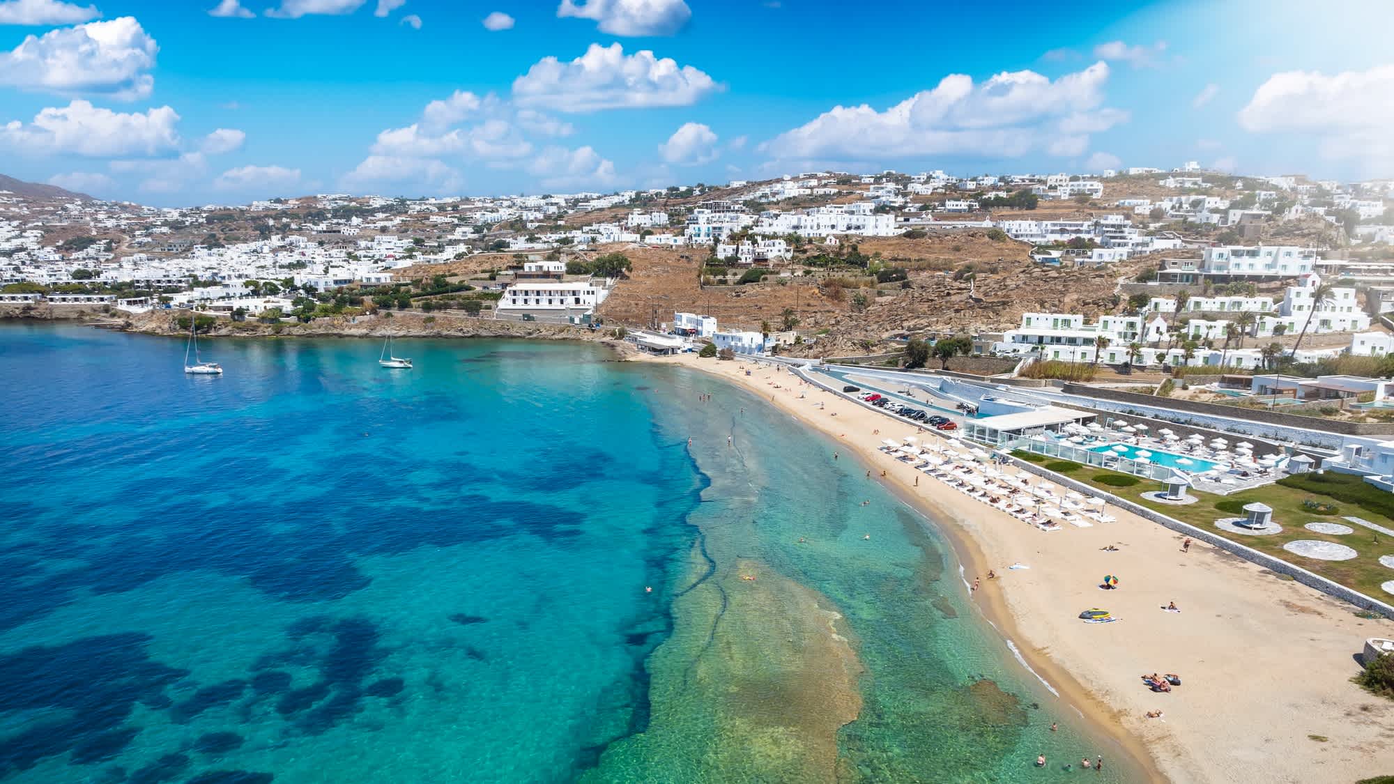 Vue aérienne de la plage de Megali Ammos à côté de la ville de Mykonos, en Grèce.

