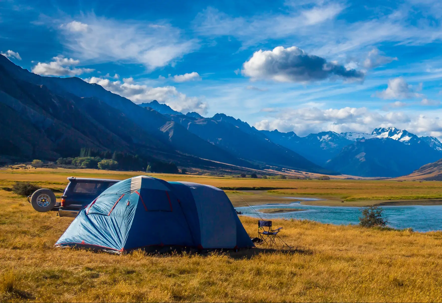 Tente au bord de la rivière Ahuriri entourée de montagnes, à Cantebury, île du Sud, Nouvelle-Zélande