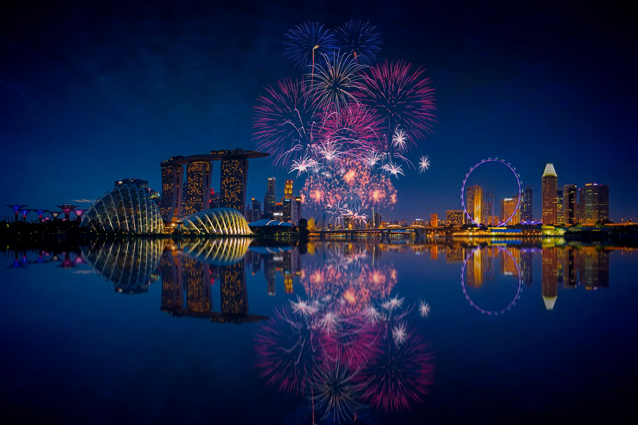 Feuerwerk in Singapur vom Wasser aus gesehen