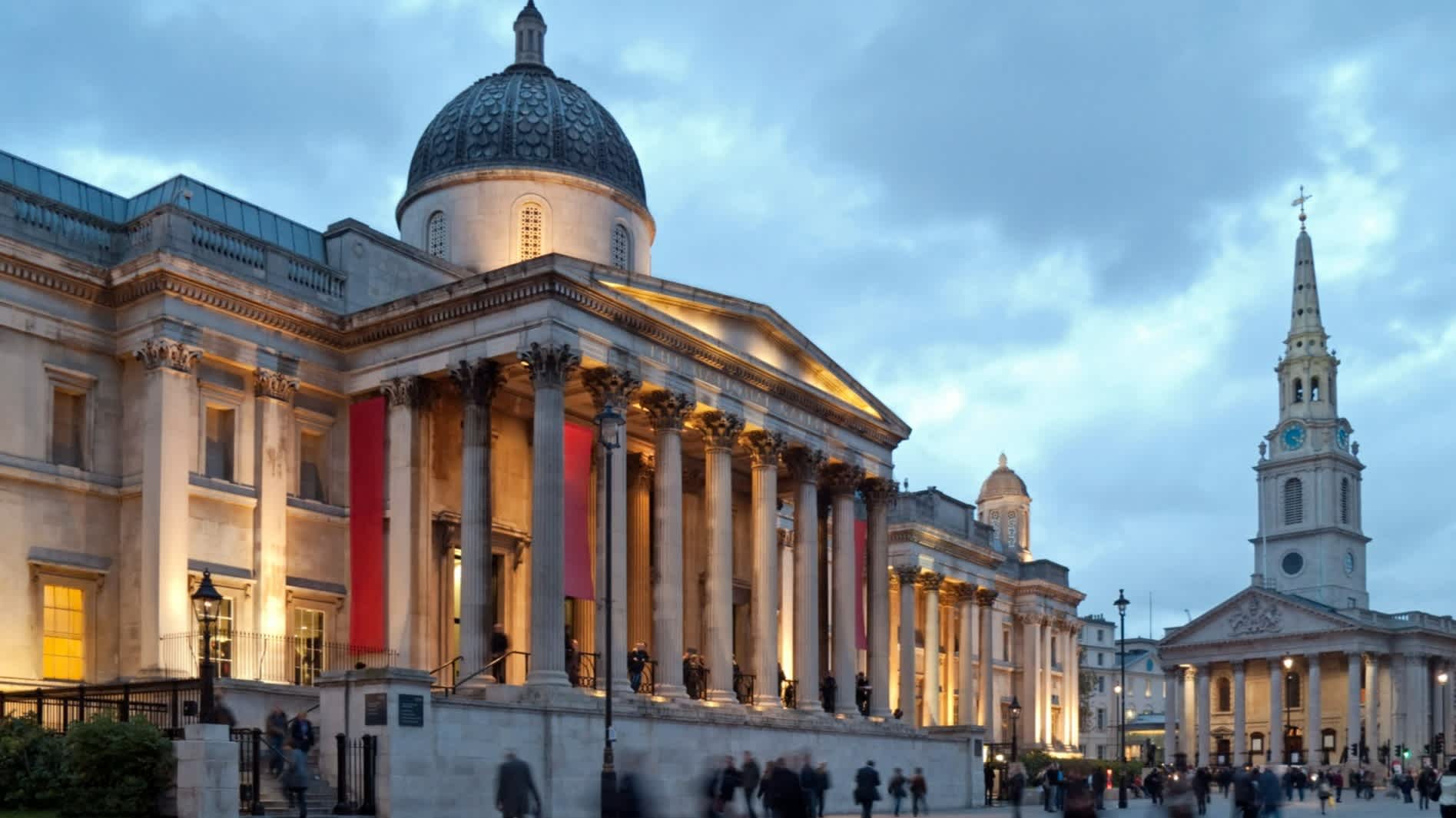 Die National Gallery und die Kirche St. Martin's in the Fields in der Abenddämmerung. Trafalgar Square, London, England, Großbritannien