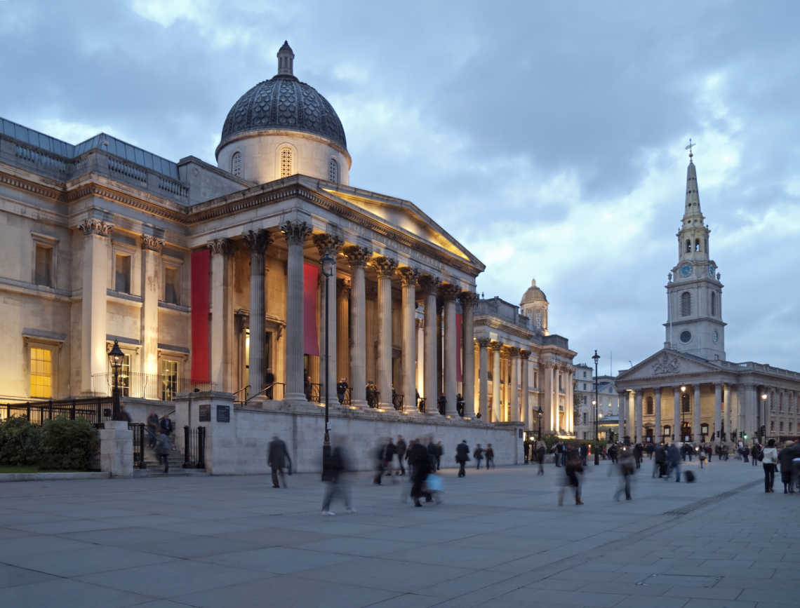 Die National Gallery und die Kirche St. Martin's in the Fields in der Abenddämmerung. Trafalgar Square, London, UK