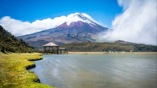 Vulkan Cotopaxi und Holzpavillon am Fuße des Berges, Ecuador