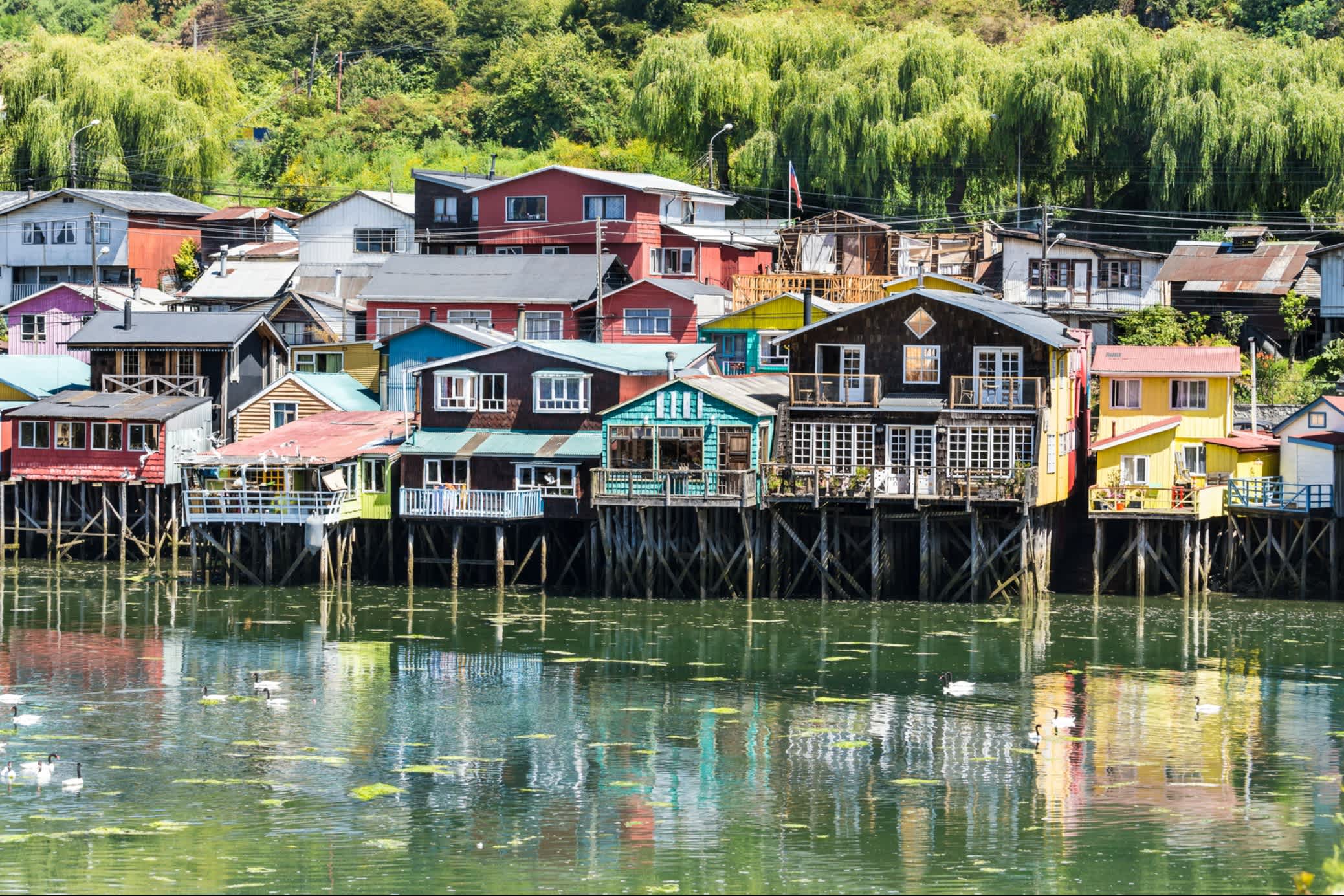 Farbenfrohe Stelzenhäuser aus Holz am Ufer