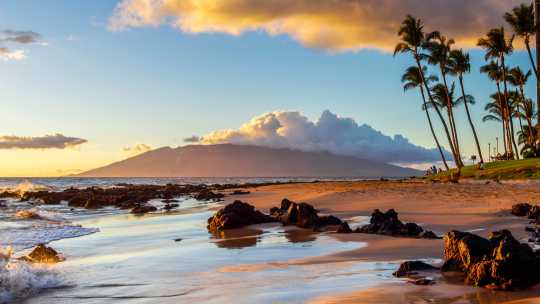 Sonnenuntergang am Strand von Maui, Hawaii, USA