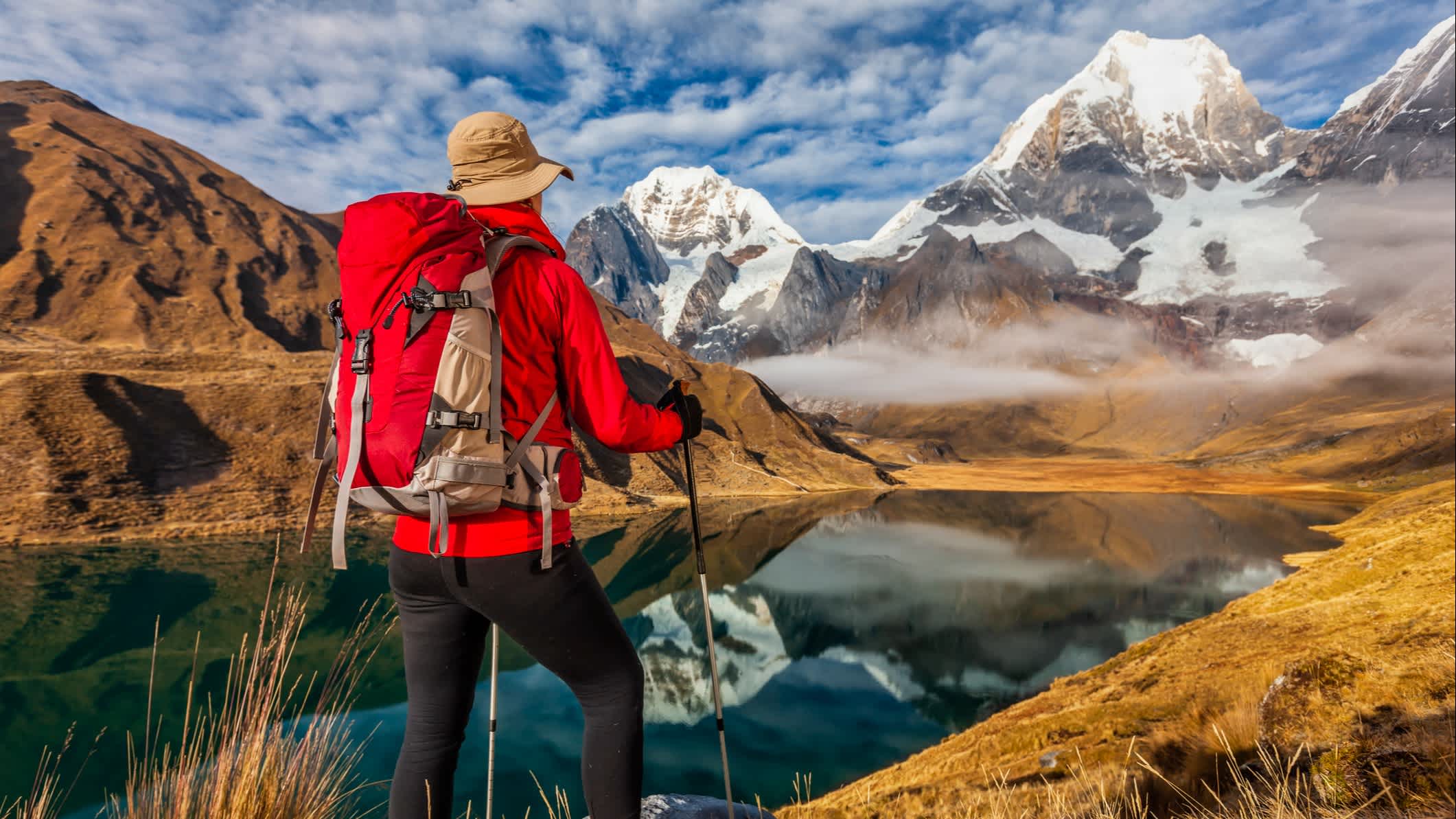 Une femme faisant du trekking avec le mont Yerupaja en arrière-plan, Andes, Pérou.

