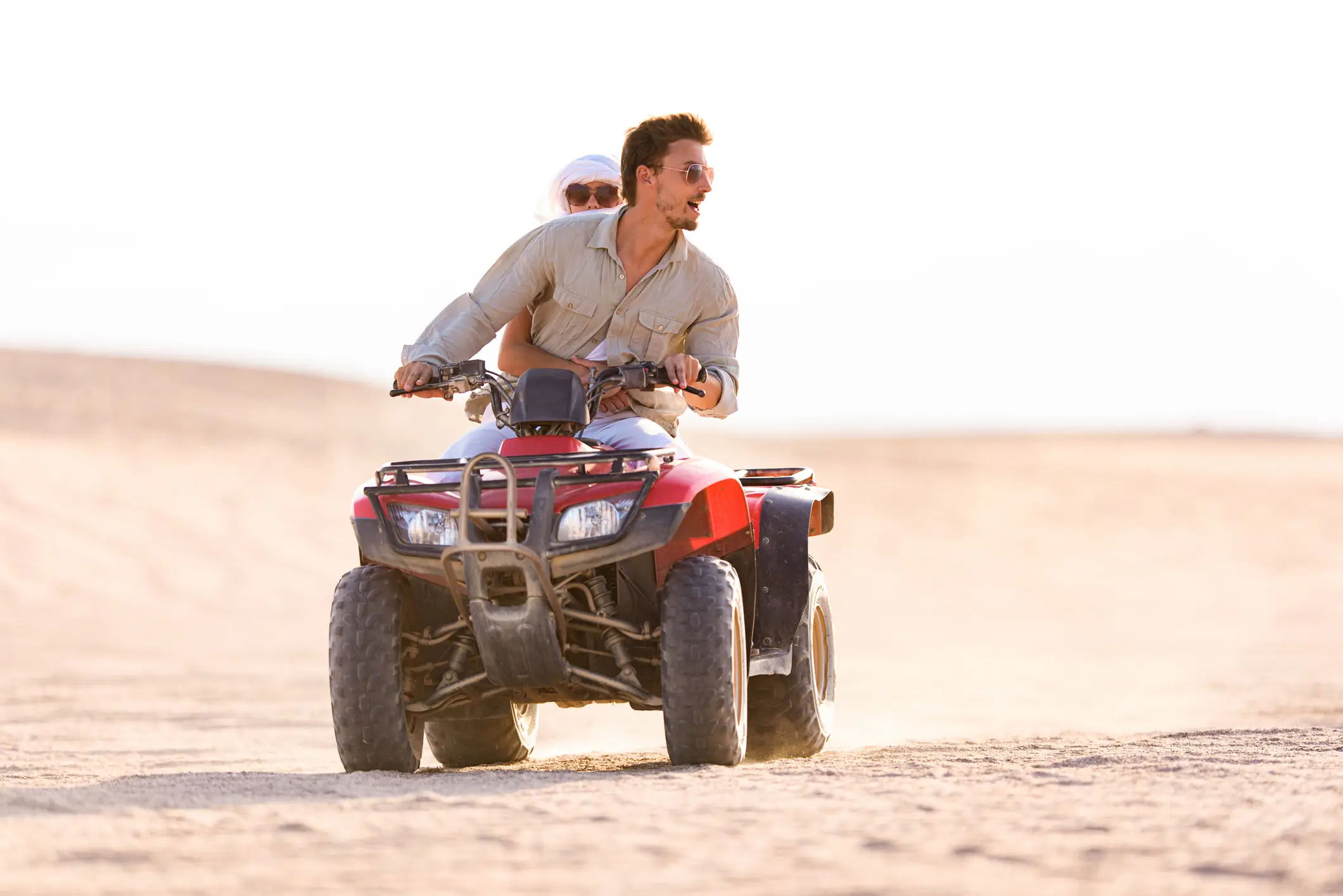 Excursion en quad dans le désert Un jeune couple fait du quad dans le désert