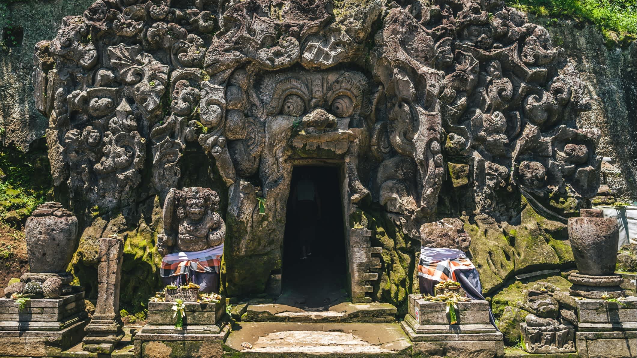 Eingang der Goa Gajah Elefantenhöhle in Ubud, Bali, Indonesien