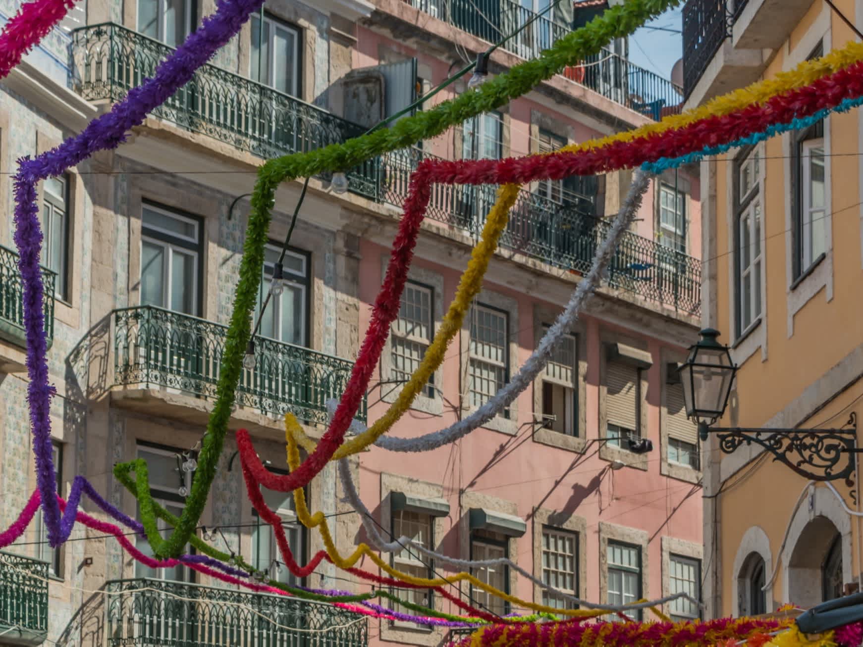 Ein Bild des Alfama-Viertels bei der Feier der Santos Populares der Stadt, Lissabon, Portugal. 

