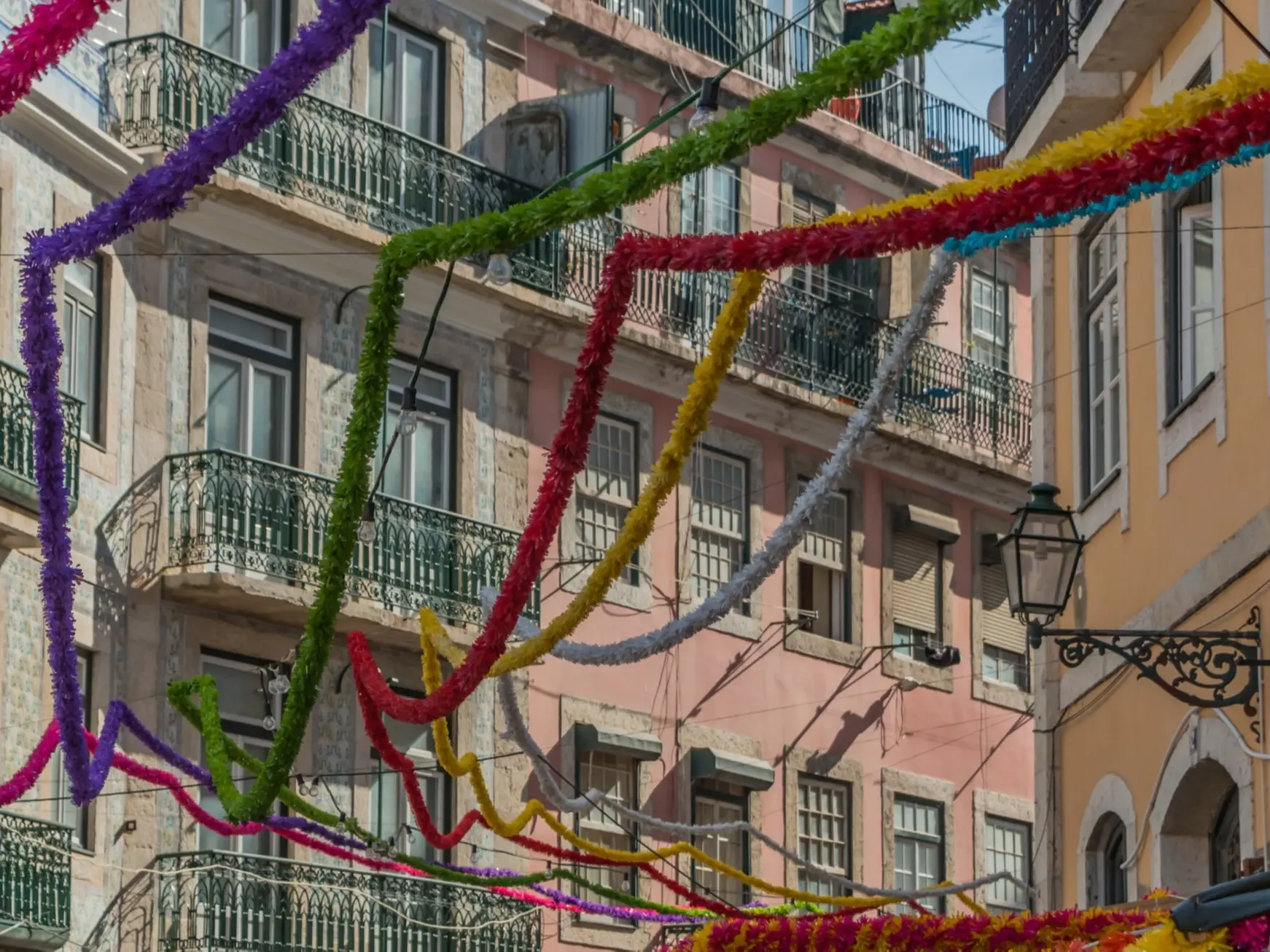 Portugal, Lissabon Ein Bild des Alfama-Viertels bei der Feier der Santos Populares der Stadt, Lissabon, Portugal.