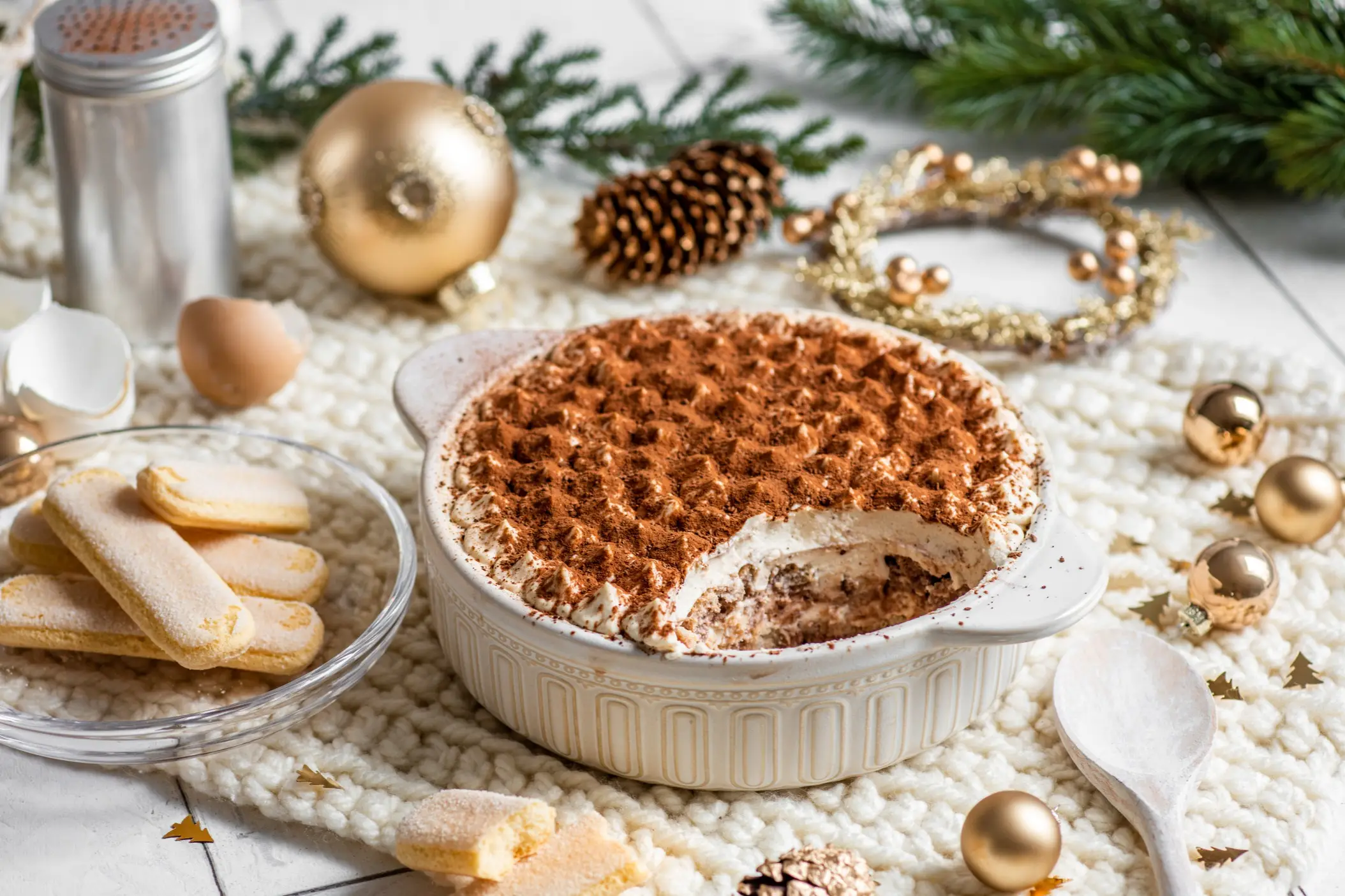 Italien, Essen, Tiramisu Festliches Weihnachtsdessert Tiramisu Biskuitkuchen in heller rustikaler Küche mit goldenem Weihnachtsschmuck
