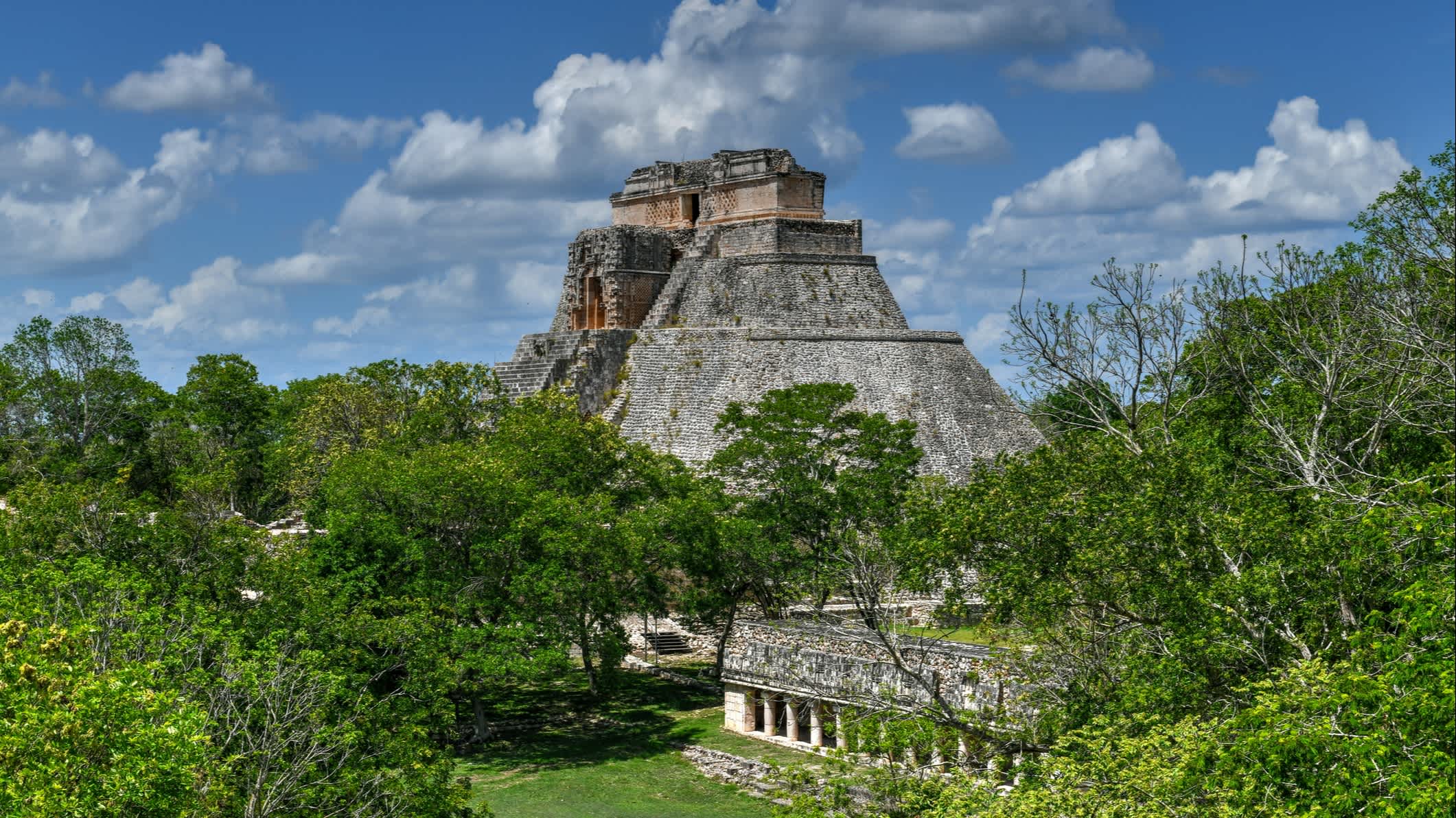 Vue sur la pyramide du magicien à Uxmal, au Yucatán, au Mexique. 