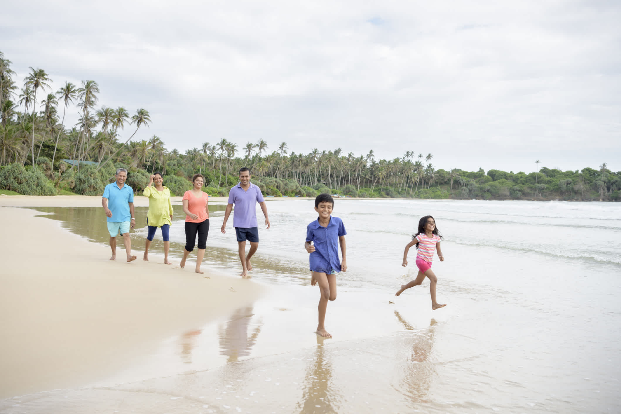 Famille à la plage au Sri Lanka